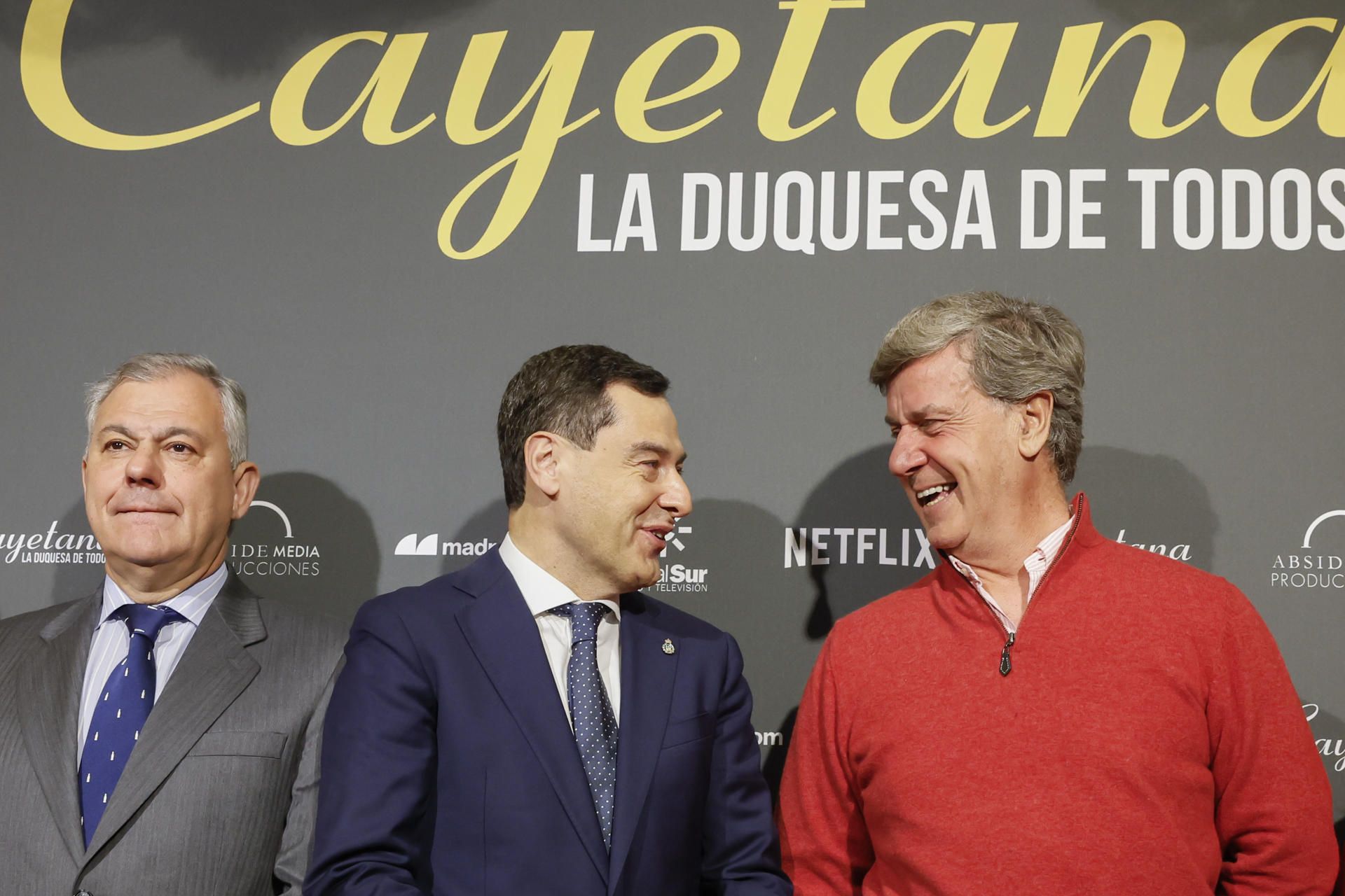 Cayetano Martínez de Irujo (d), hijo de la duquesa de Alba Cayetana Fitz-James Stuart, posa junto al alcalde de Sevilla, José Luis Sanz Ruiz (i), y al presidente de Andalucía, Juanma Moreno, este pasado jueves en el preestreno del documental 'Cayetana, la duquesa de todos'.