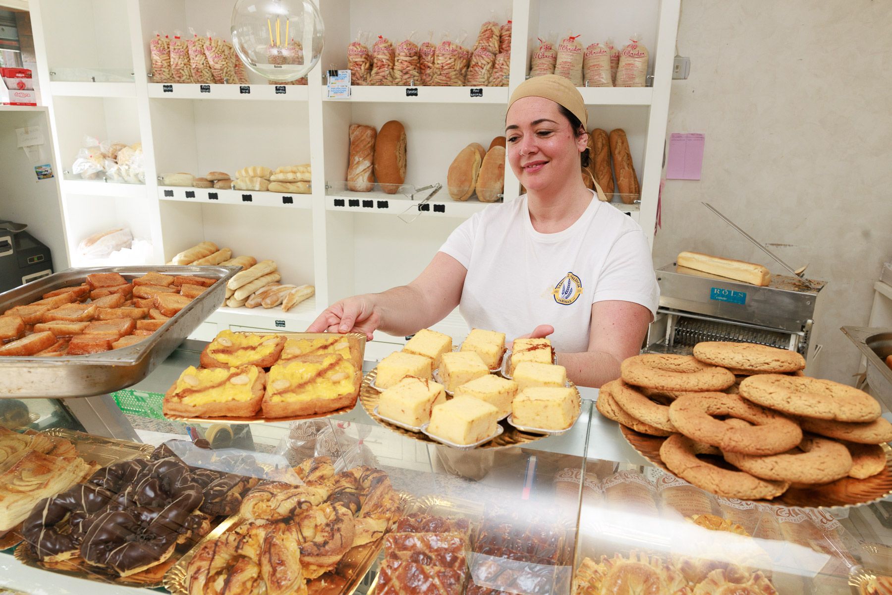 Torrijas o roscos en la pastelería El Obrador, ubicada en la calle Ferrocarril en Jerez.