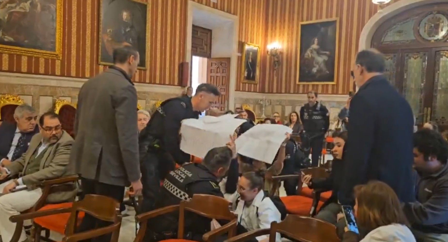 Momento en que los policías locales desalojaban del pleno a trabajadoras de ayuda a domicilio. Momento en que los policías locales desalojaban del pleno a trabajadoras de ayuda a domicilio.