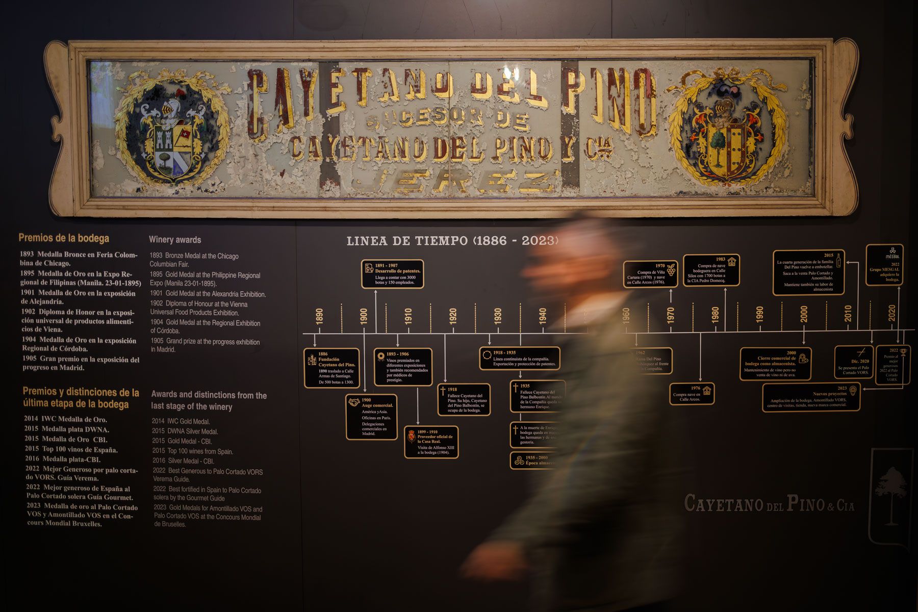 Paneles explicativos de la historia de las bodegas Cayetano del Pino en Jerez.