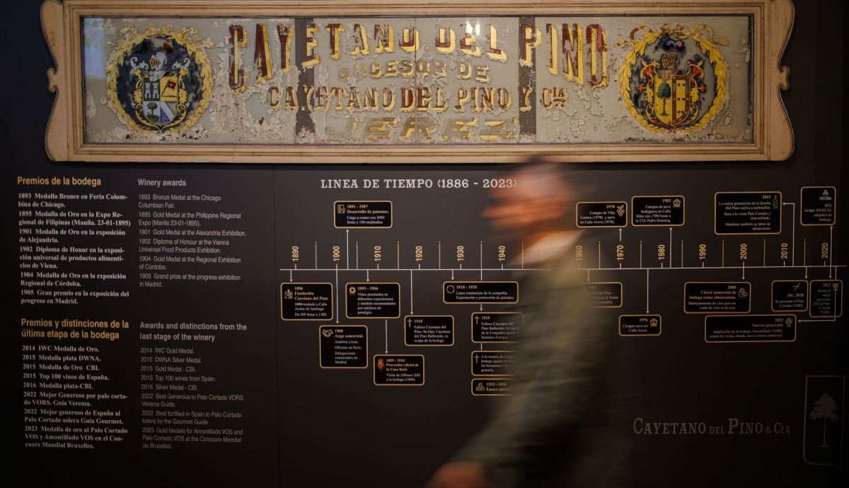 Paneles explicativos de la historia de las bodegas Cayetano del Pino en Jerez.
