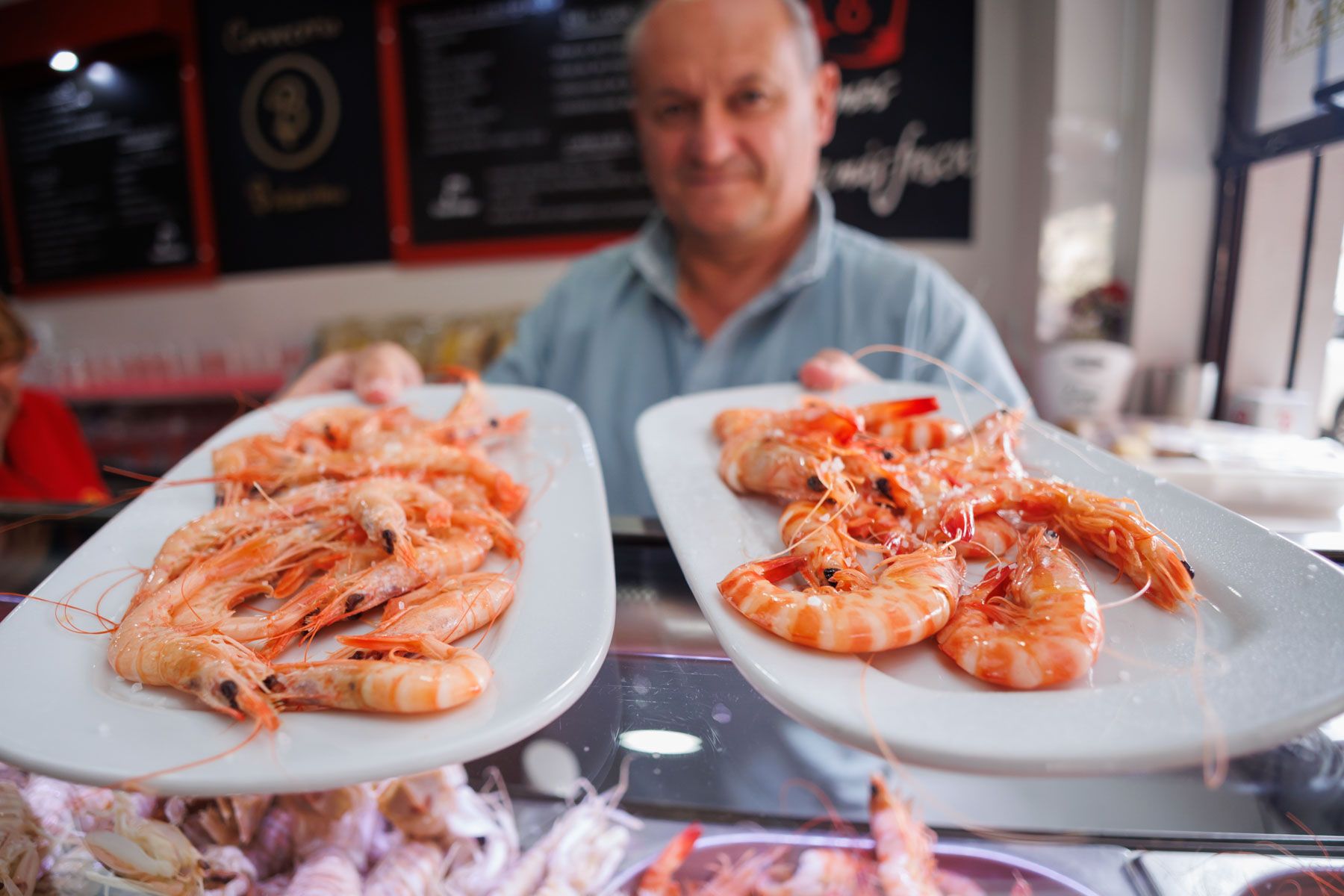 Gonzalo Merello, en Botavino, con platos de marisco, marca de la casa. Gonzalo Merello, en Botavino, con platos de marisco, marca de la casa.
