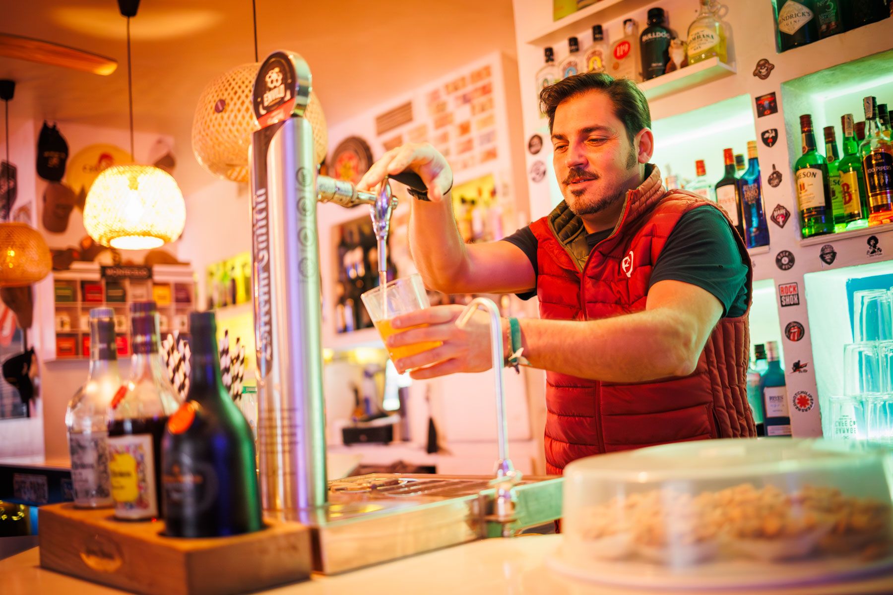 El propietario de Meeting Point, en Jerez, tira una caña en el grifo del bar. El propietario de Meeting Point, en Jerez, tira una caña en el grifo del bar.