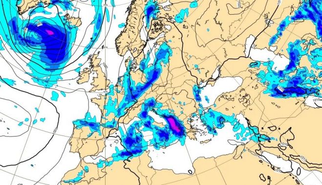 El ECMWF dibuja la retirada del frente hacia el este y una progresiva estabilización en Andalucía Occidental, con tendencia a la apertura de claros durante el Domingo de Ramos.