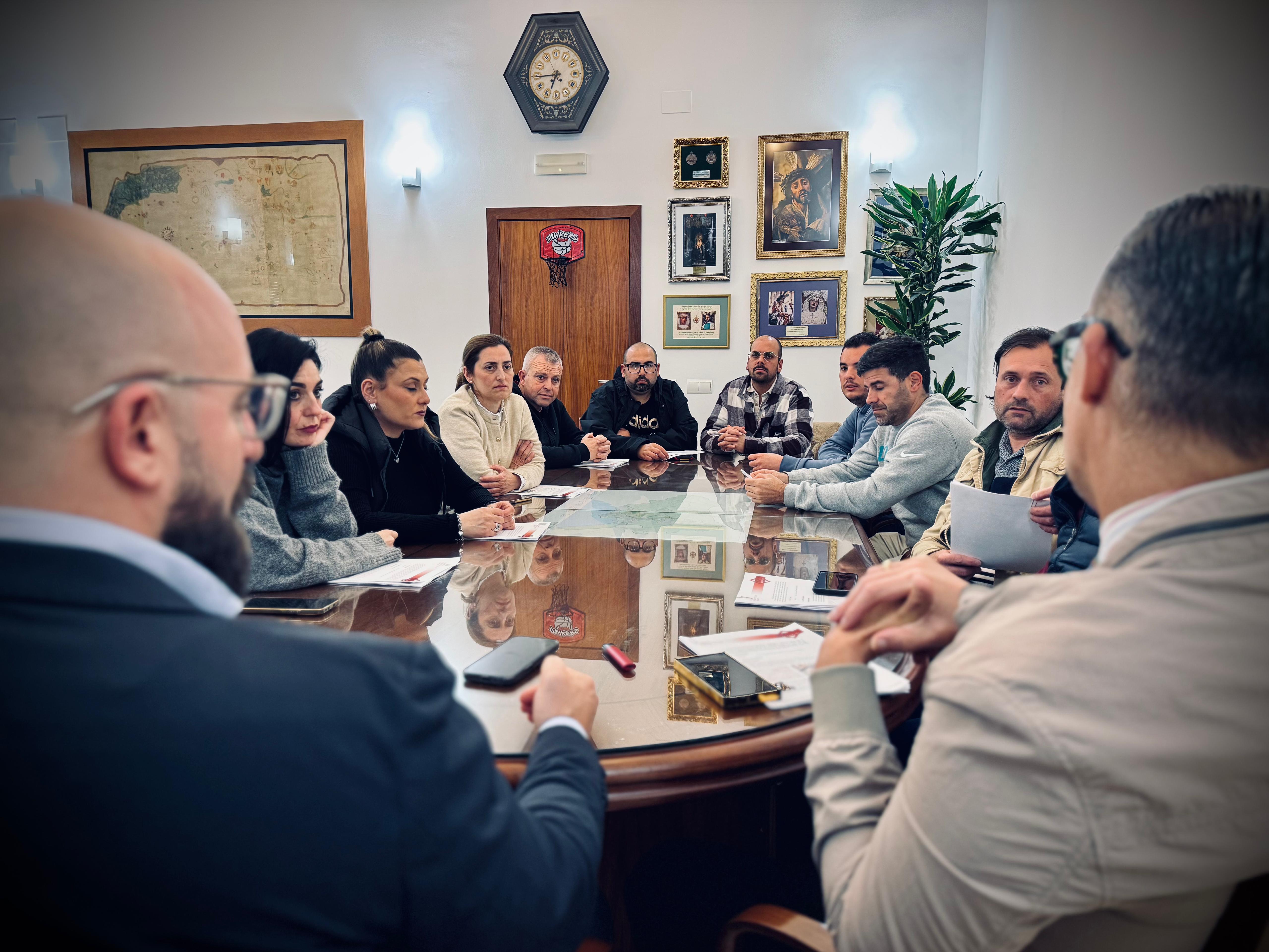 Reunión del Ayuntamiento de El Puerto con los detallistas de la plaza de abastos. Reunión del Ayuntamiento de El Puerto con los detallistas de la plaza de abastos.