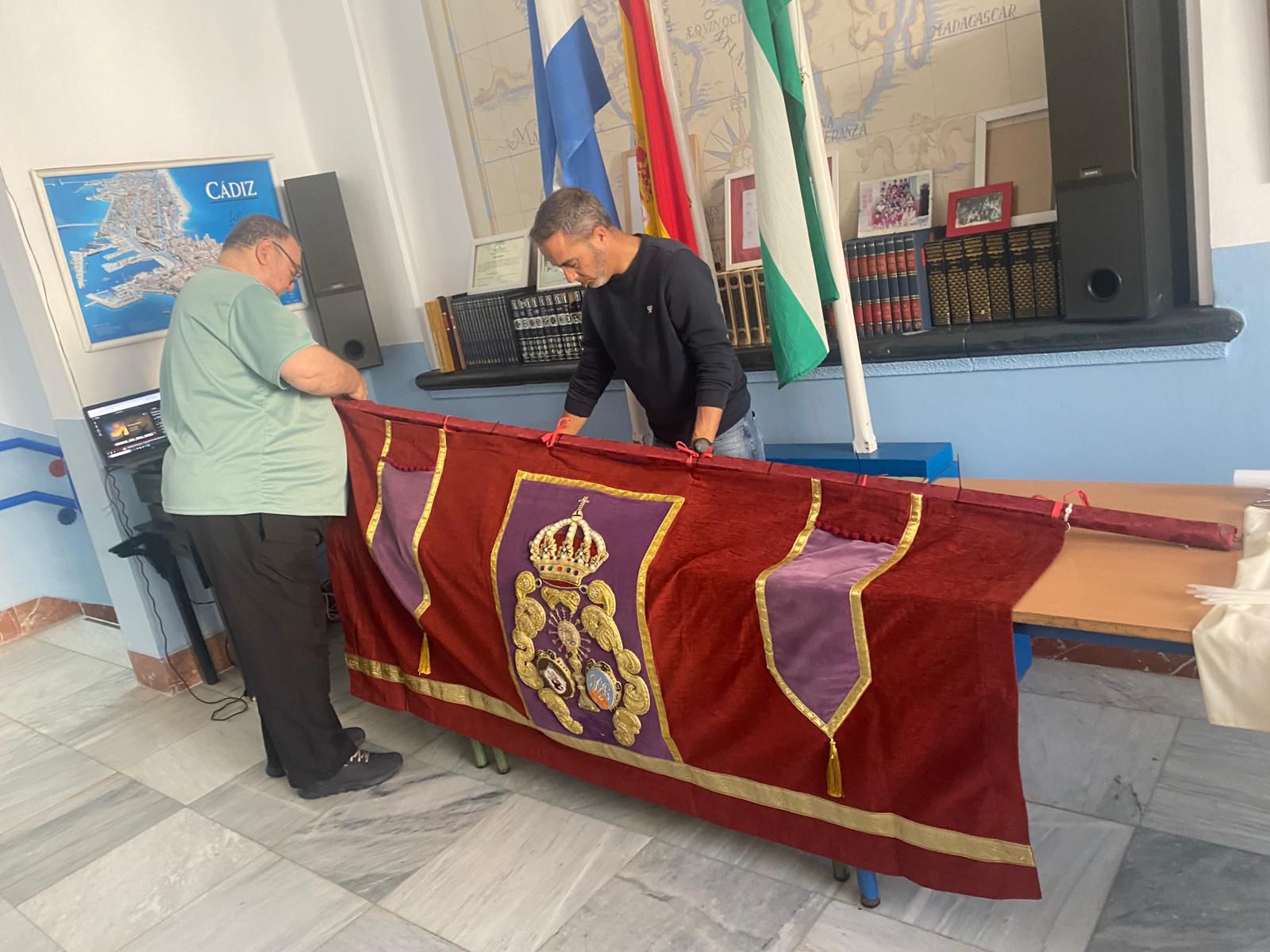 Hermanos de la cofradía preparando la exposición en el colegio. 