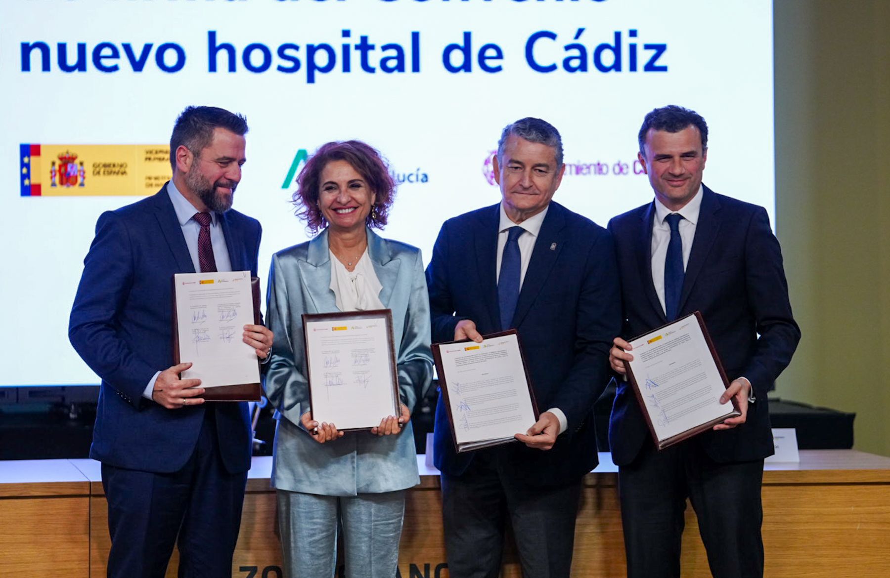 Imagen simbólica tras la firma de la cesión del suelo.