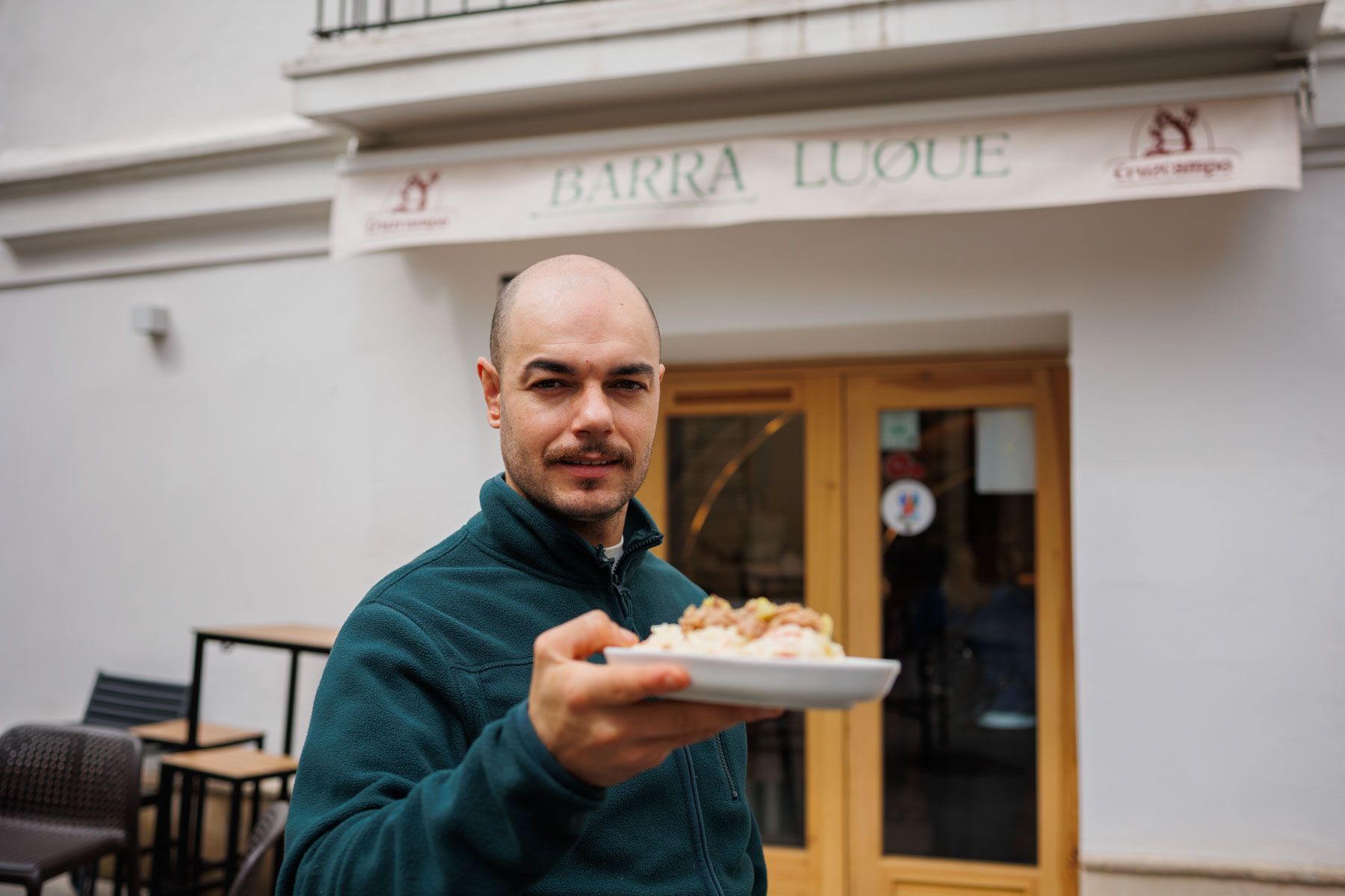Antonio Luque, el responsable de Barra Luque en plena Plaza Monti en Jerez. Antonio Luque, el responsable de Barra Luque en plena Plaza Monti en Jerez.