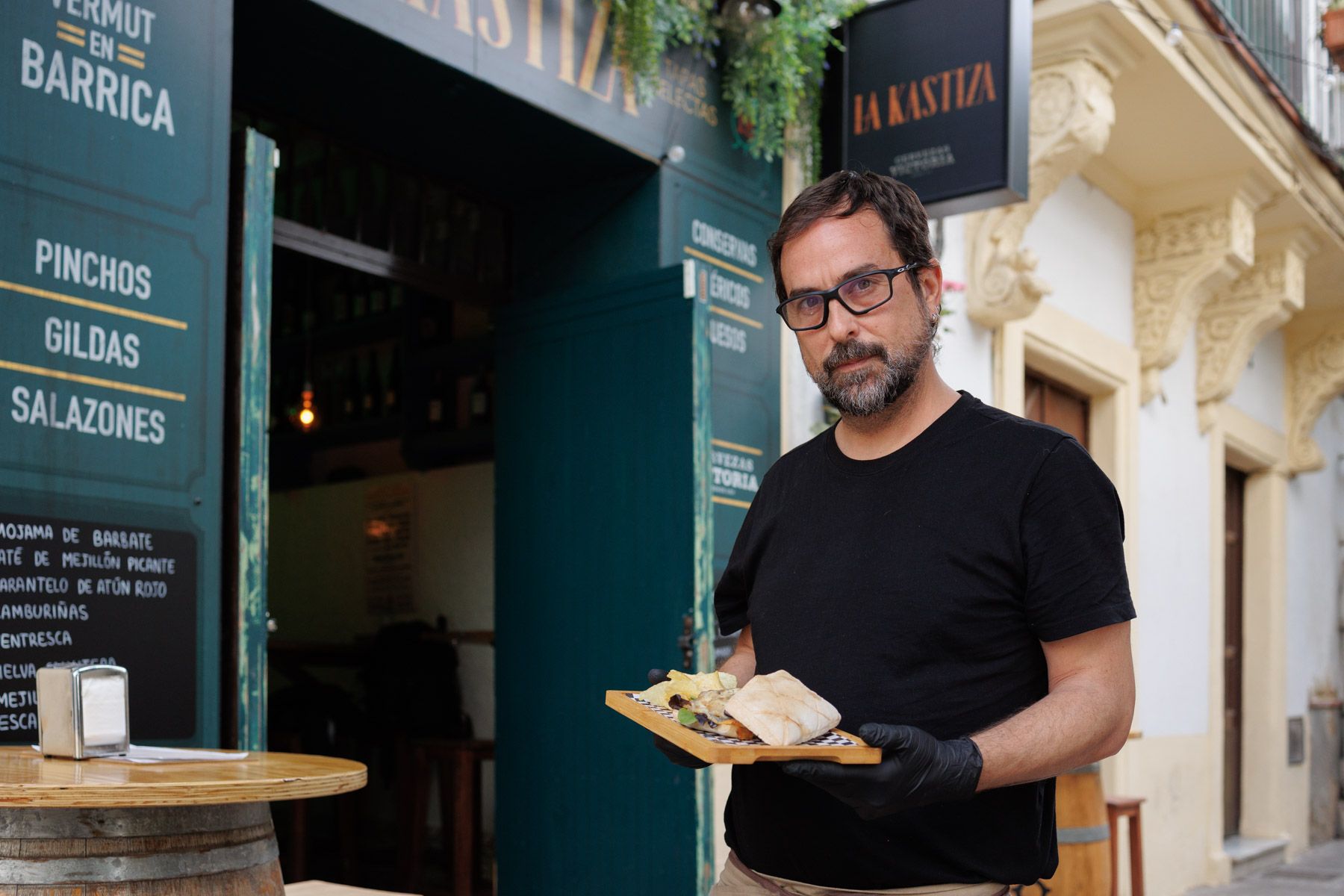 Pablo Lázaro, posando con una de sus creaciones en La Kastiza, en la calle San Pablo de Jerez. Pablo Lázaro, posando con una de sus creaciones en La Kastiza, en la calle San Pablo de Jerez.