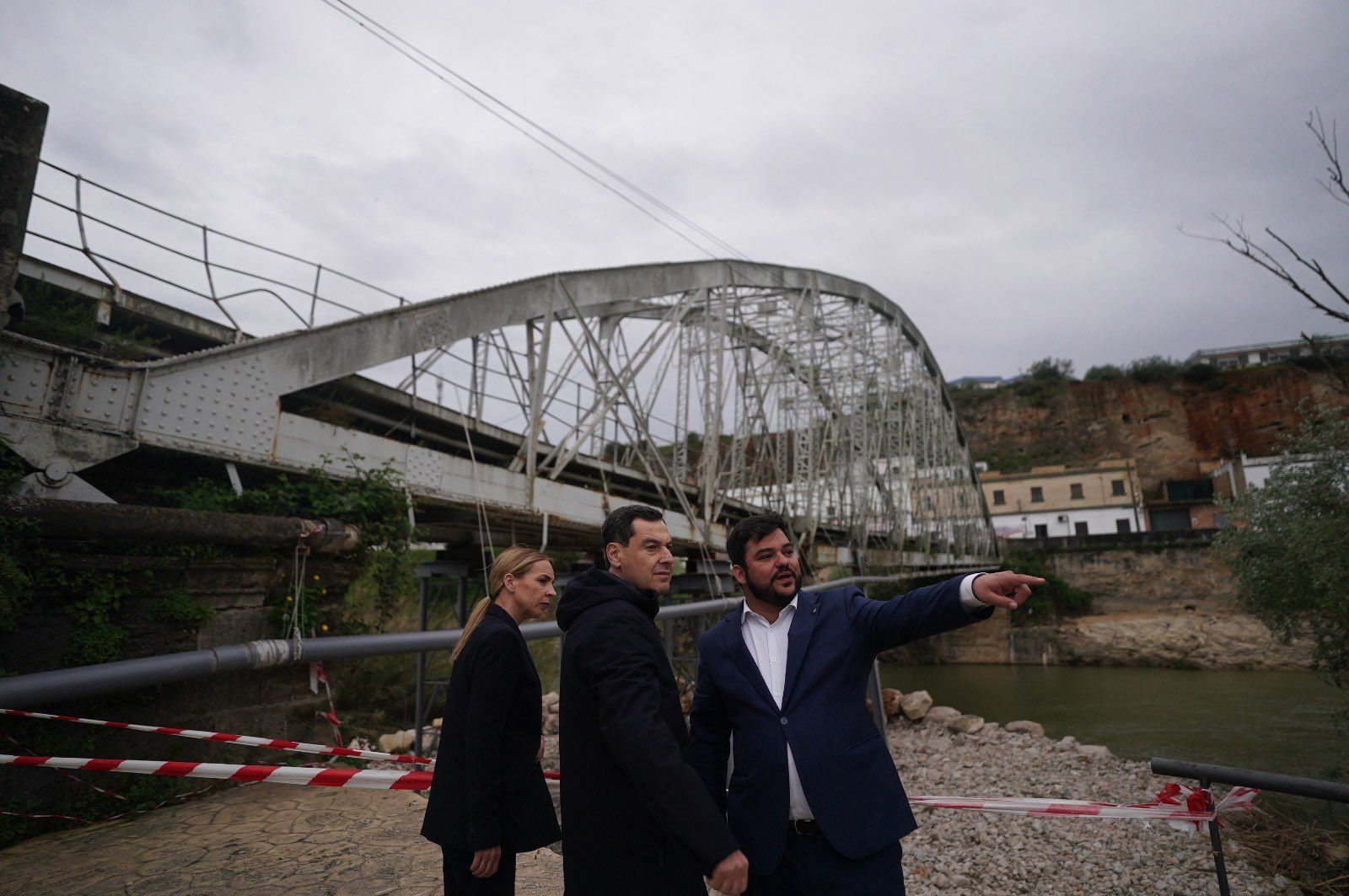 El presidente de la Junta, Juanma Moreno, visita el puente de Arcos, este viernes, junto con el alcalde arcense y la presidenta de la Diputación de Cádiz.