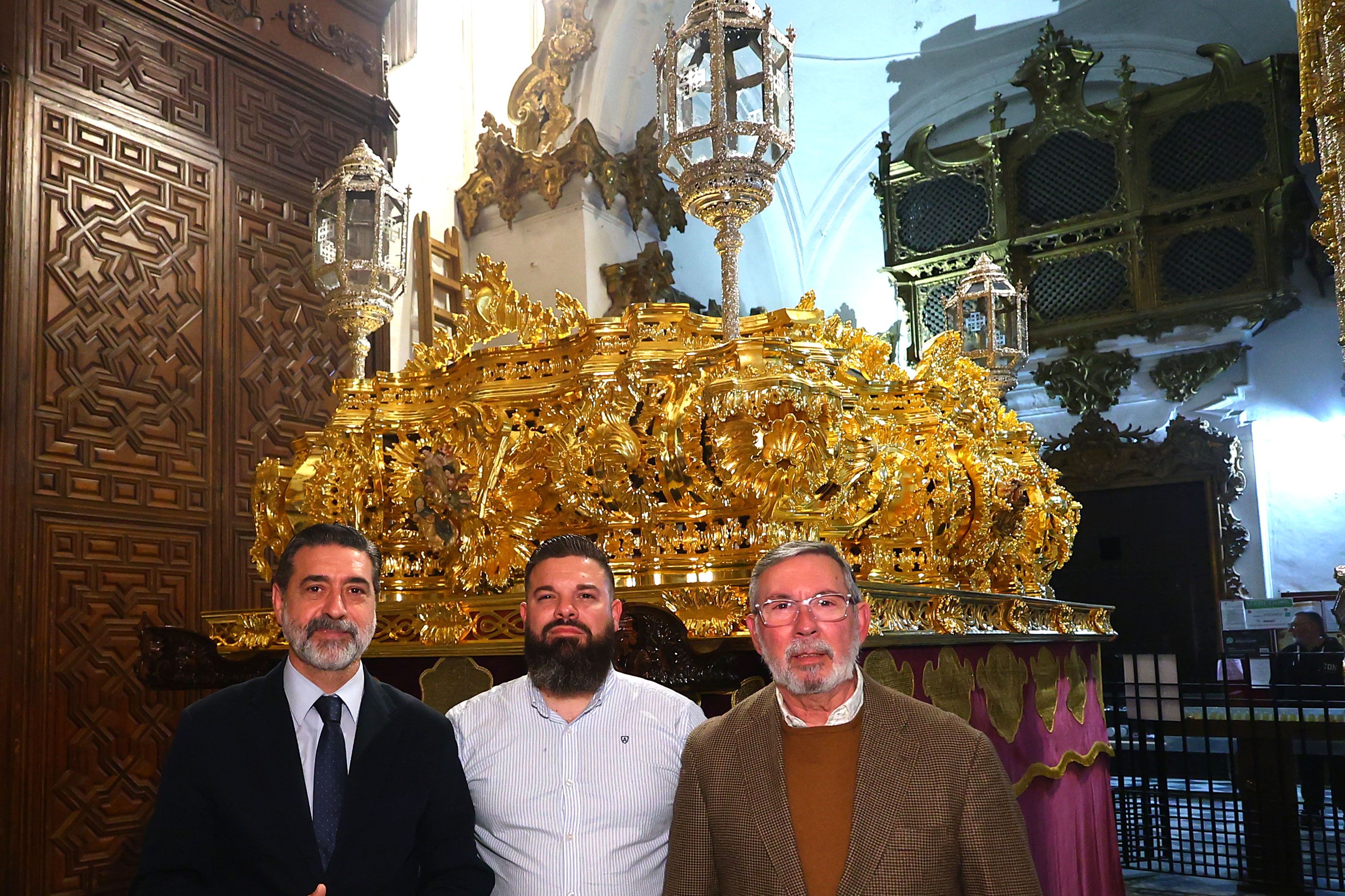 El hermano mayor y los artesanos autores del trabajo ante el paso del Nazareno. El hermano mayor y los artesanos autores del trabajo ante el paso del Nazareno.