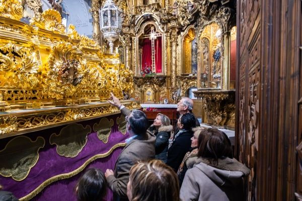 El público admirando paso.