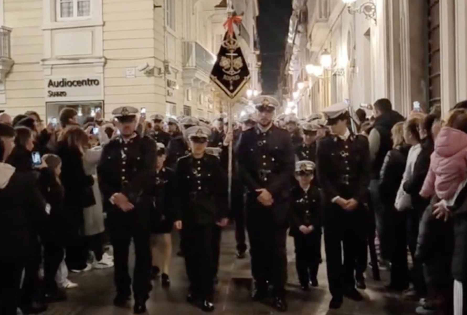 El pasacalles en Cádiz de la banda del Rosario.