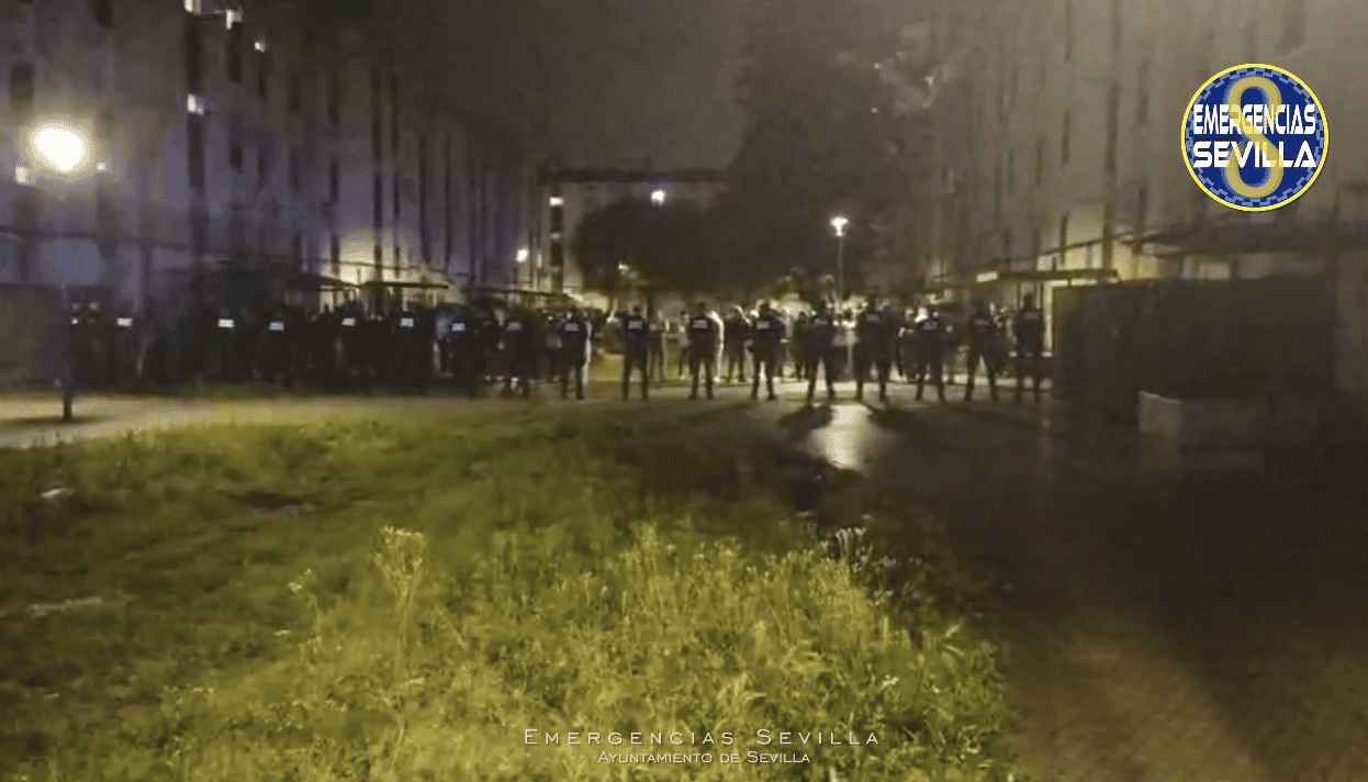 Importante despliegue policial en el Polígono Sur tras el incendio en una vivienda.