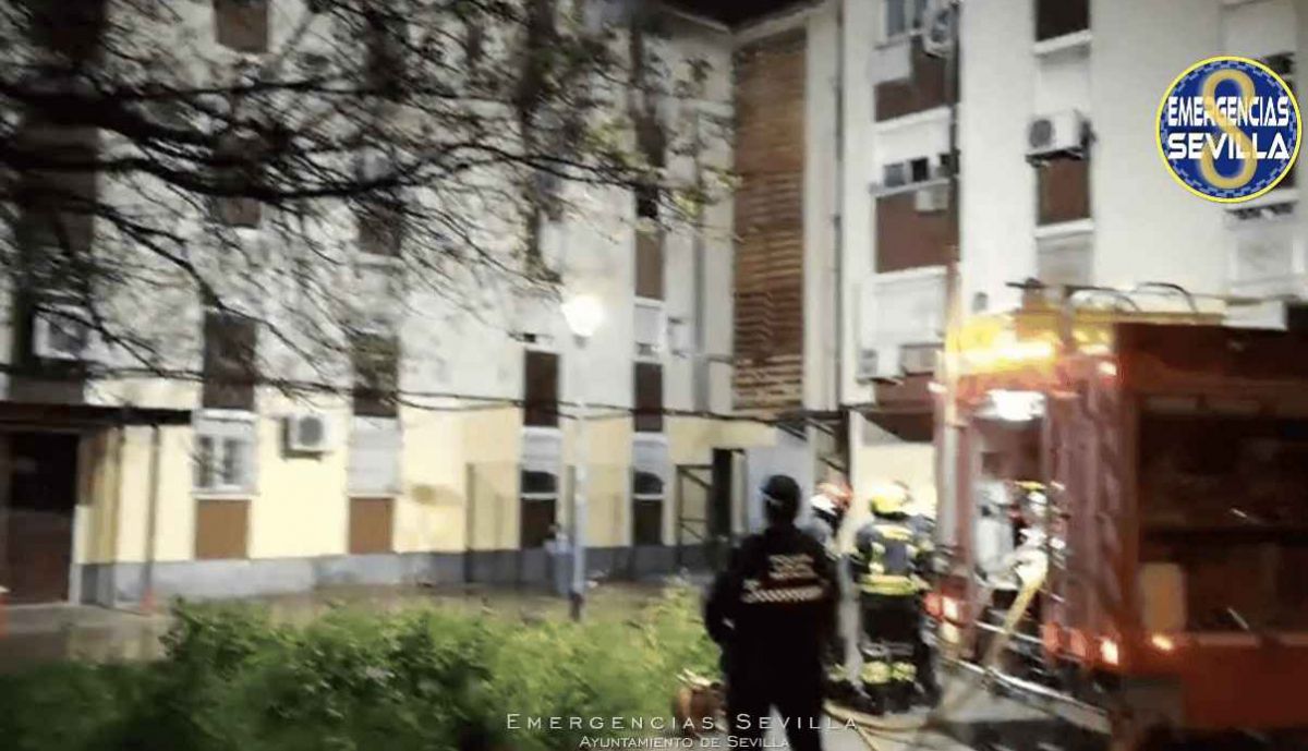 Imagen del incendio originado en la tercera planta del bloque de pisos.