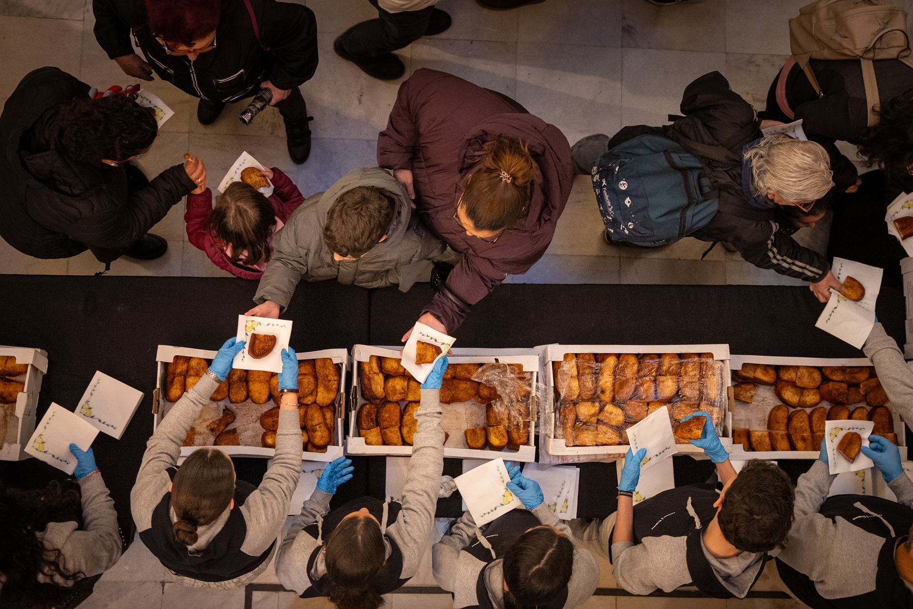 Una imagen del reparto de torrijas. 