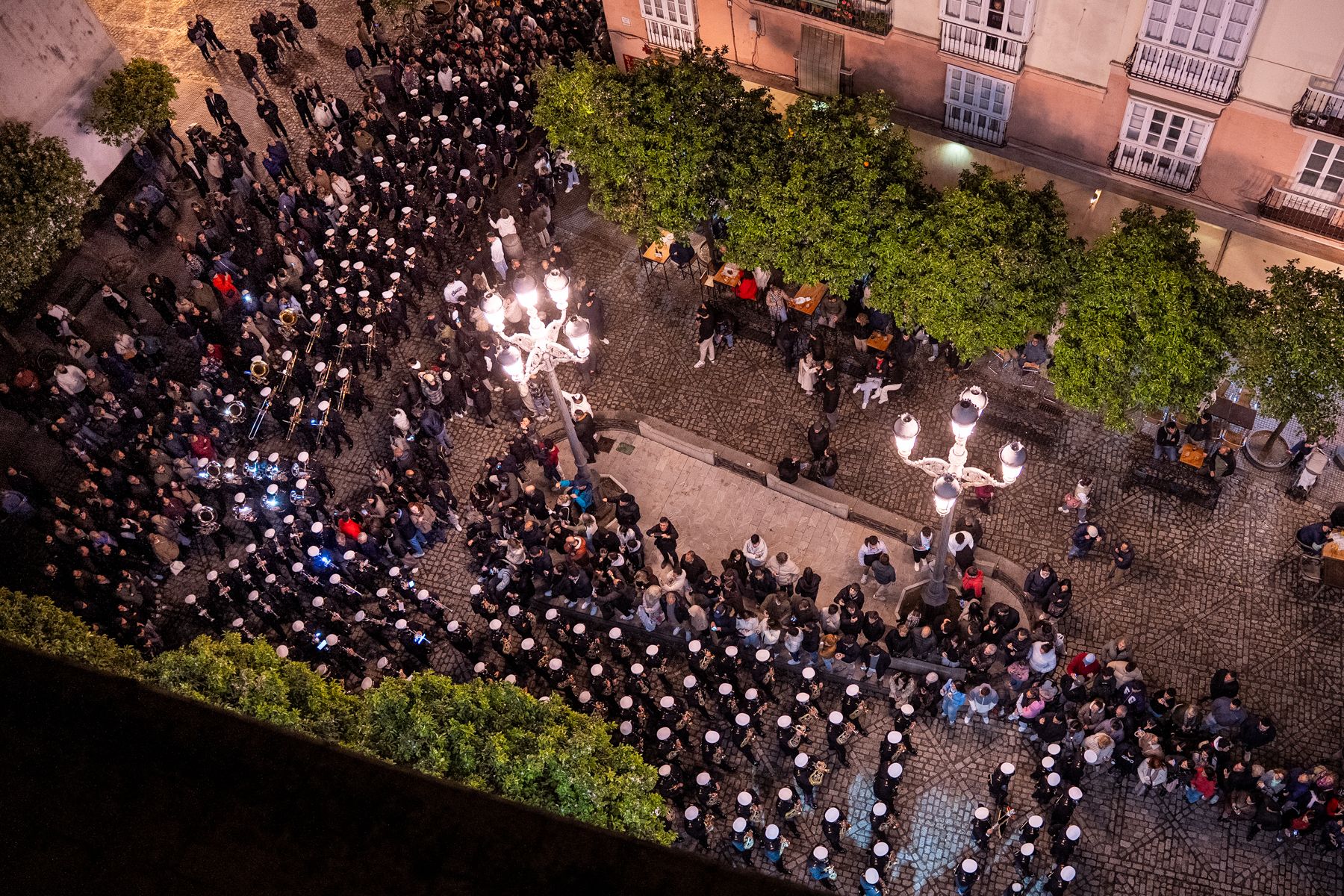 Una panorámica del pasacalles de la banda del Rosario.