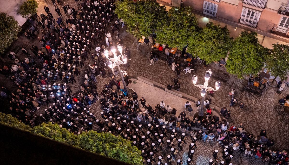 Una panorámica del pasacalles de la banda del Rosario.
