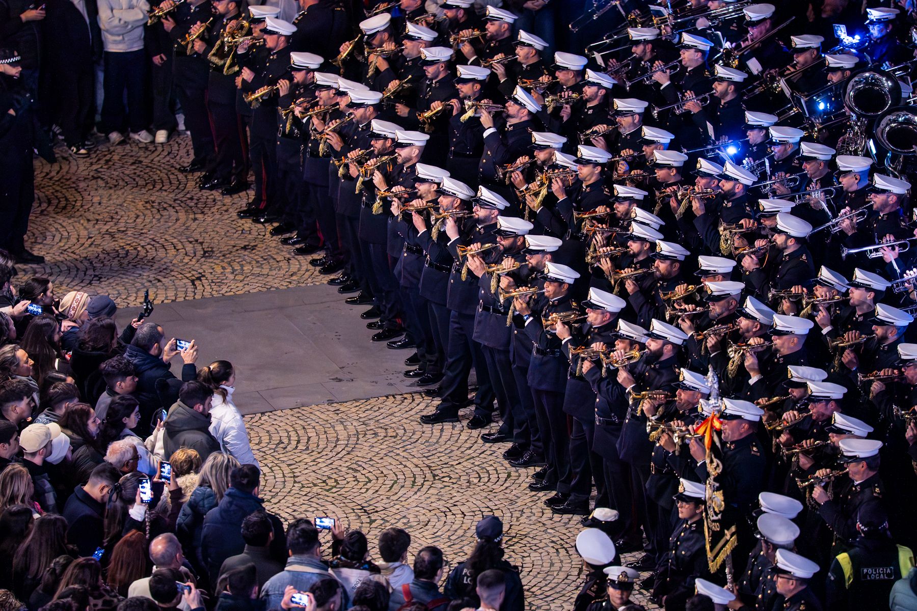 La banda del Rosario de Cádiz, en acción.