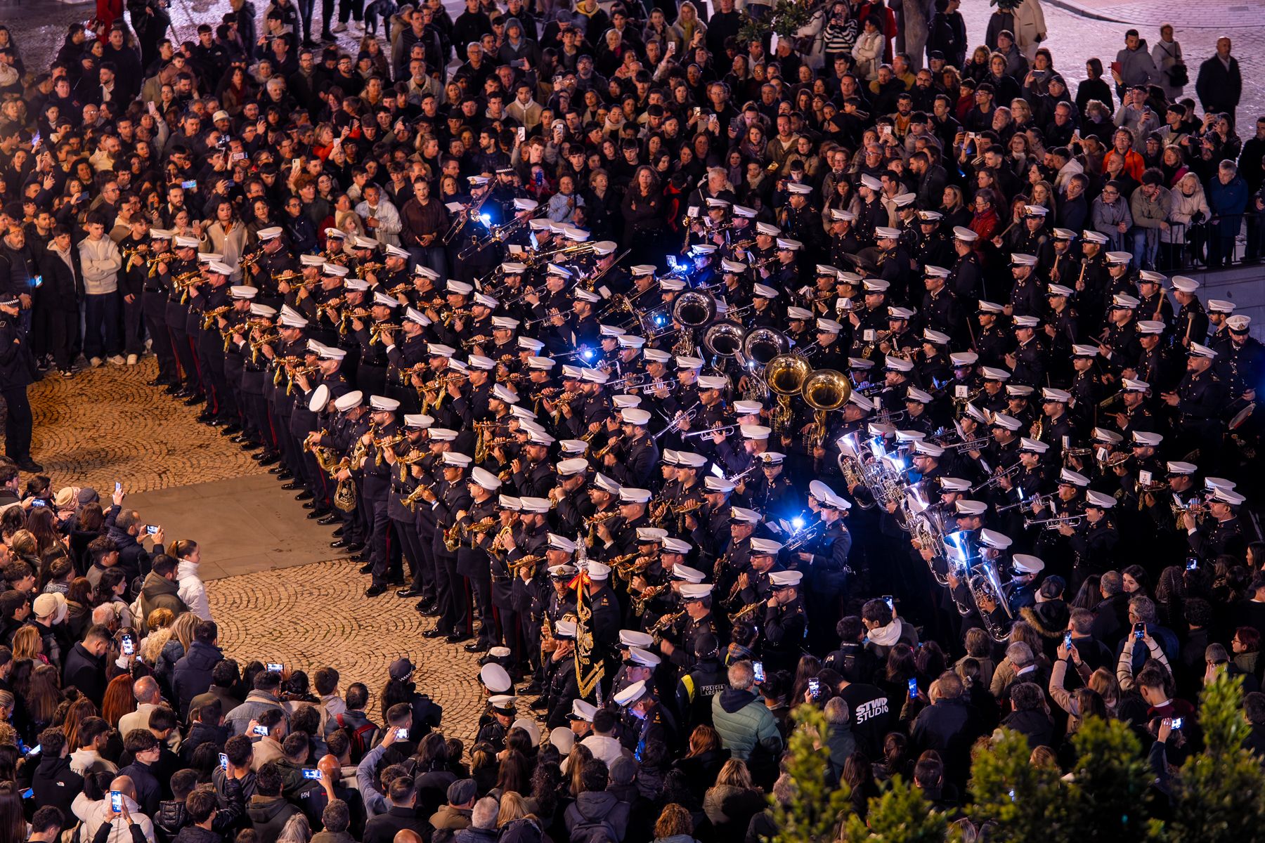 Espectacular imagen del pasacalles en Cádiz de la banda del Rosario. Espectacular imagen del pasacalles en Cádiz de la banda del Rosario.