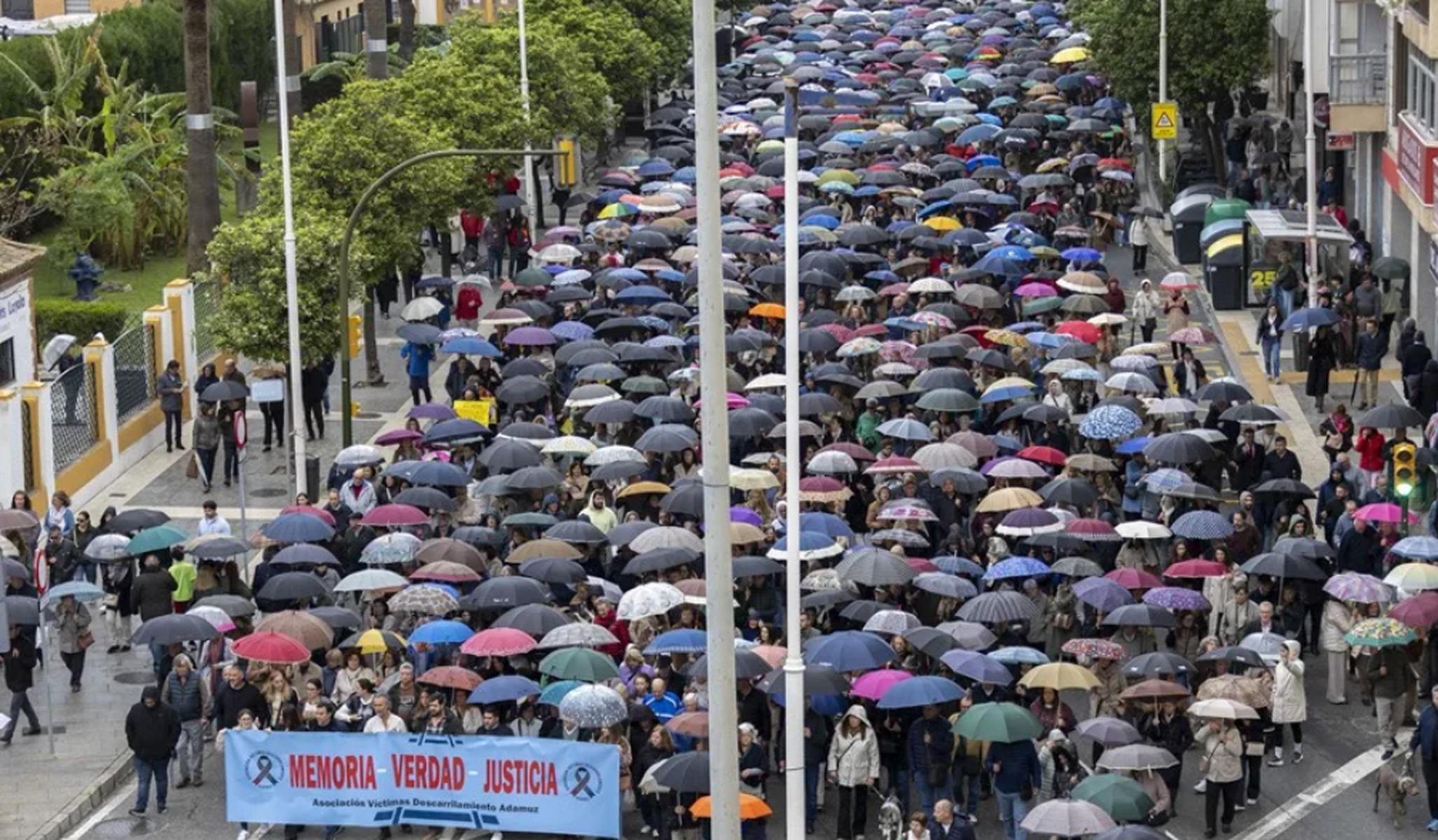 Un momento de la manifestación convocada por la Asociación Víctimas Descarrilamiento Adamuz en Huelva.