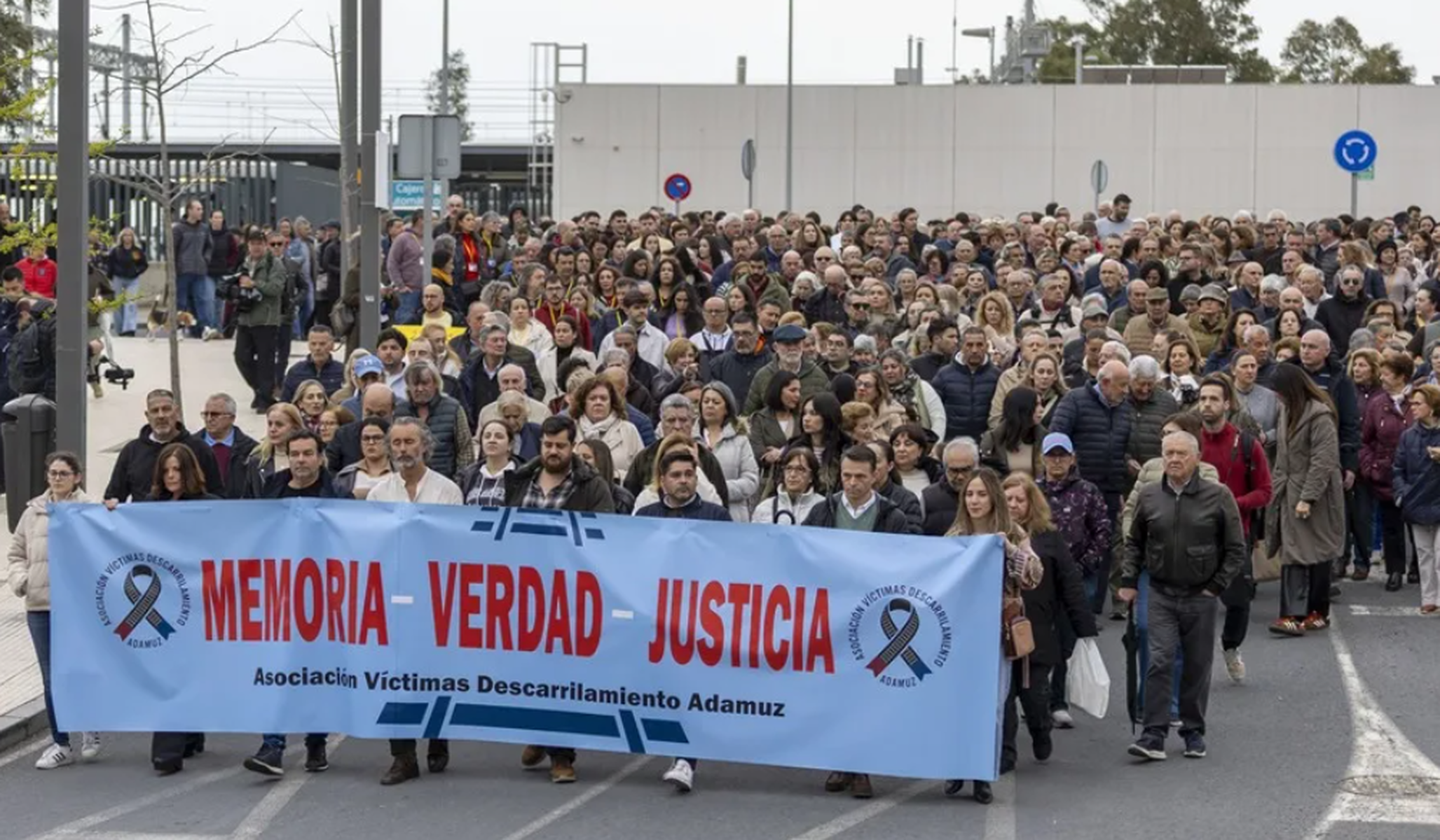 La manifestación convocada por la Asociación Víctimas Descarrilamiento Adamuz llena las calles de Huelva. La manifestación convocada por la Asociación Víctimas Descarrilamiento Adamuz llena las calles de Huelva.