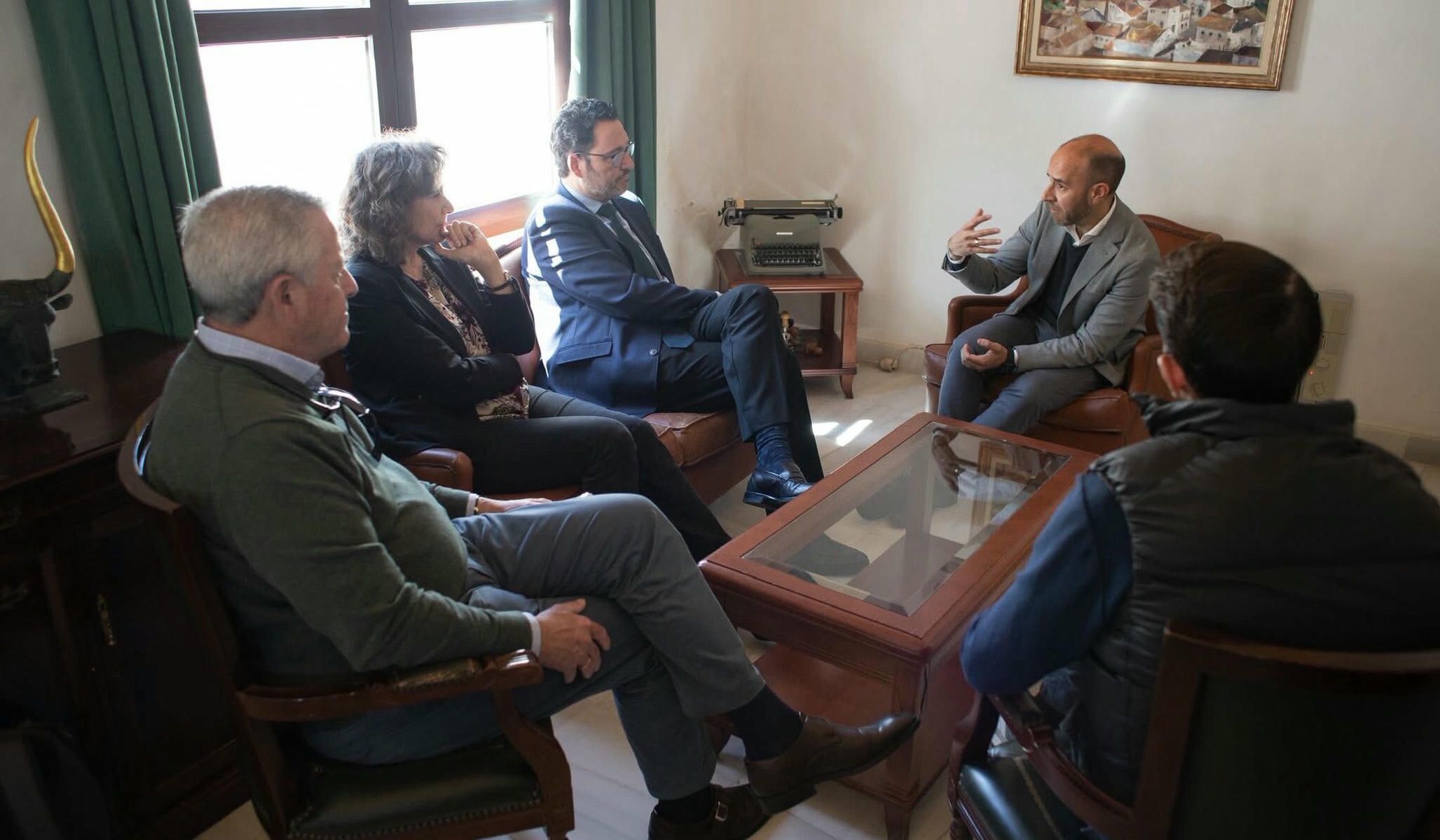 El alcalde de Grazalema, Carlos Javier García, reunido con la Confederación de Empresarios de Cádiz