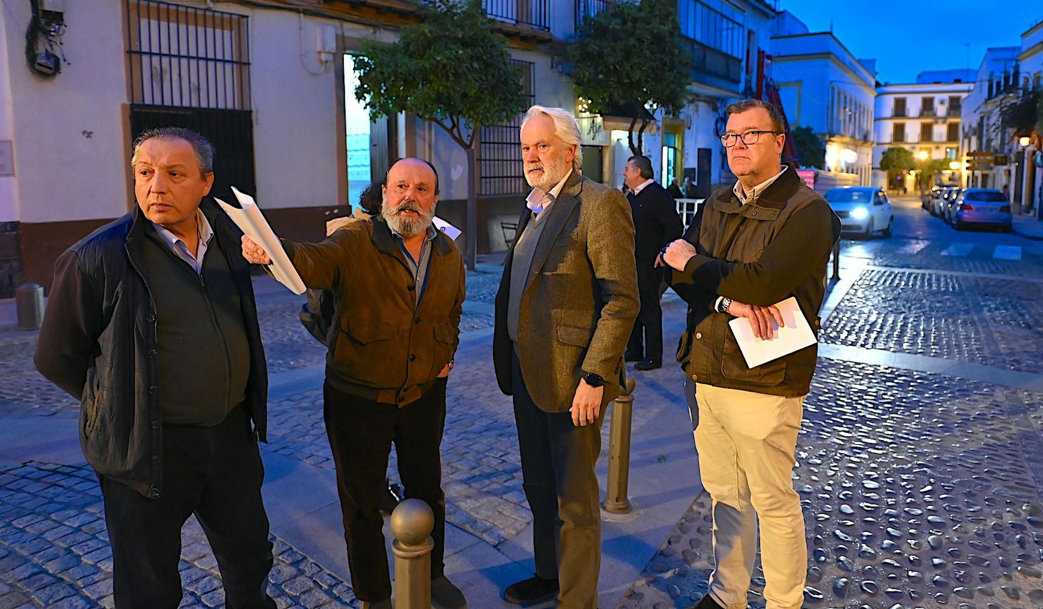 Agustín Muñoz durante su visita al barrio de San Miguel en Jerez