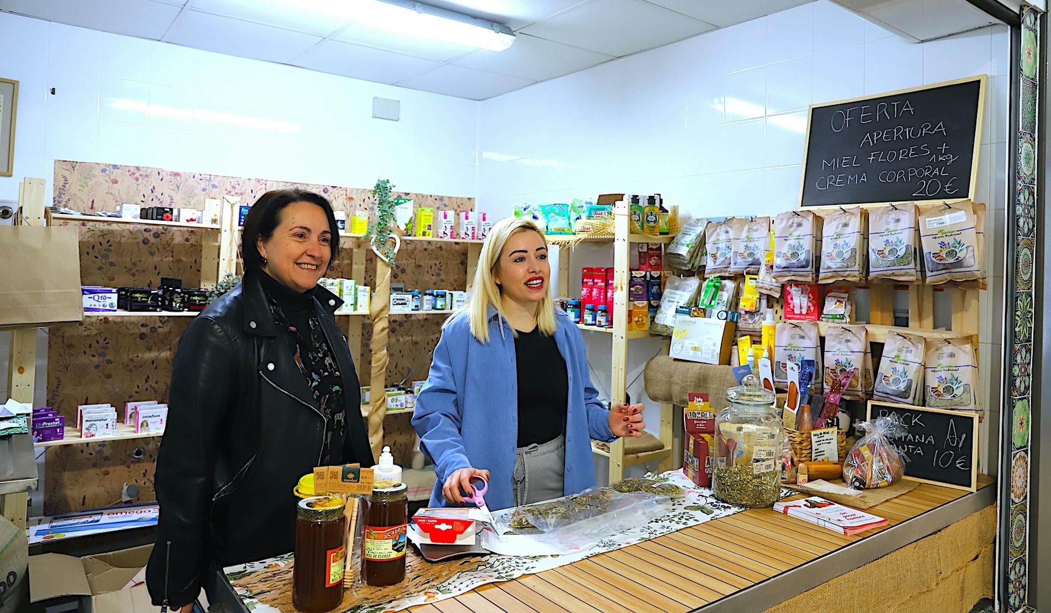 Nela García en su visita al nuevo puesto en el Mercado de Federico Mayo de Jerez