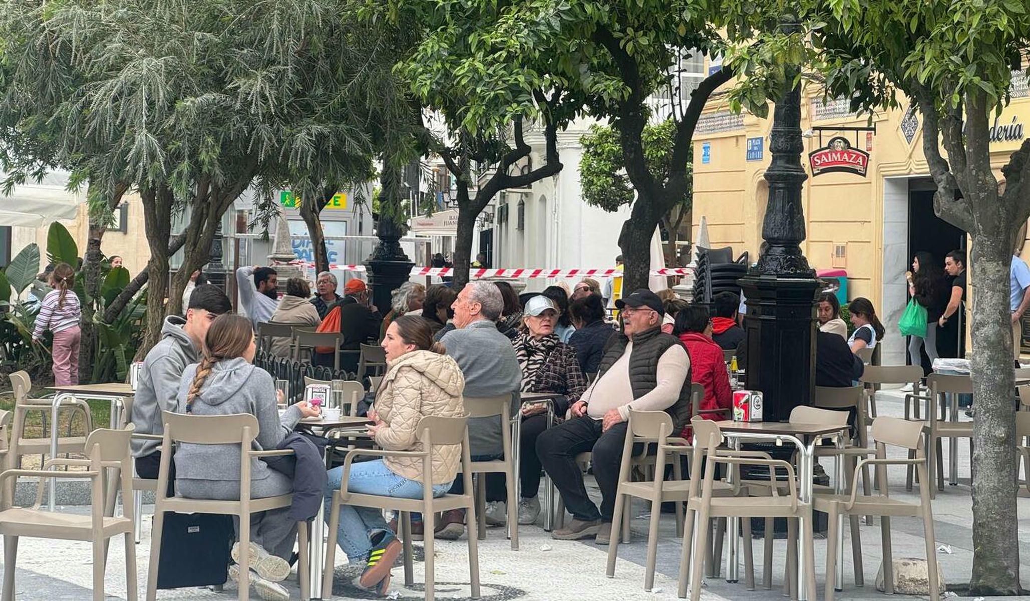 Clientes disfrutando de la terraza de Helados Toni en pleno centro de Sanlúcar