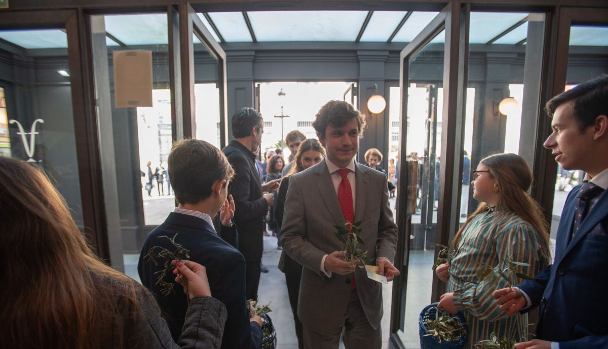 Jóvenes de la Edtrellacentregdndo ramilletes de olivo en la entrada del Villamarta. 