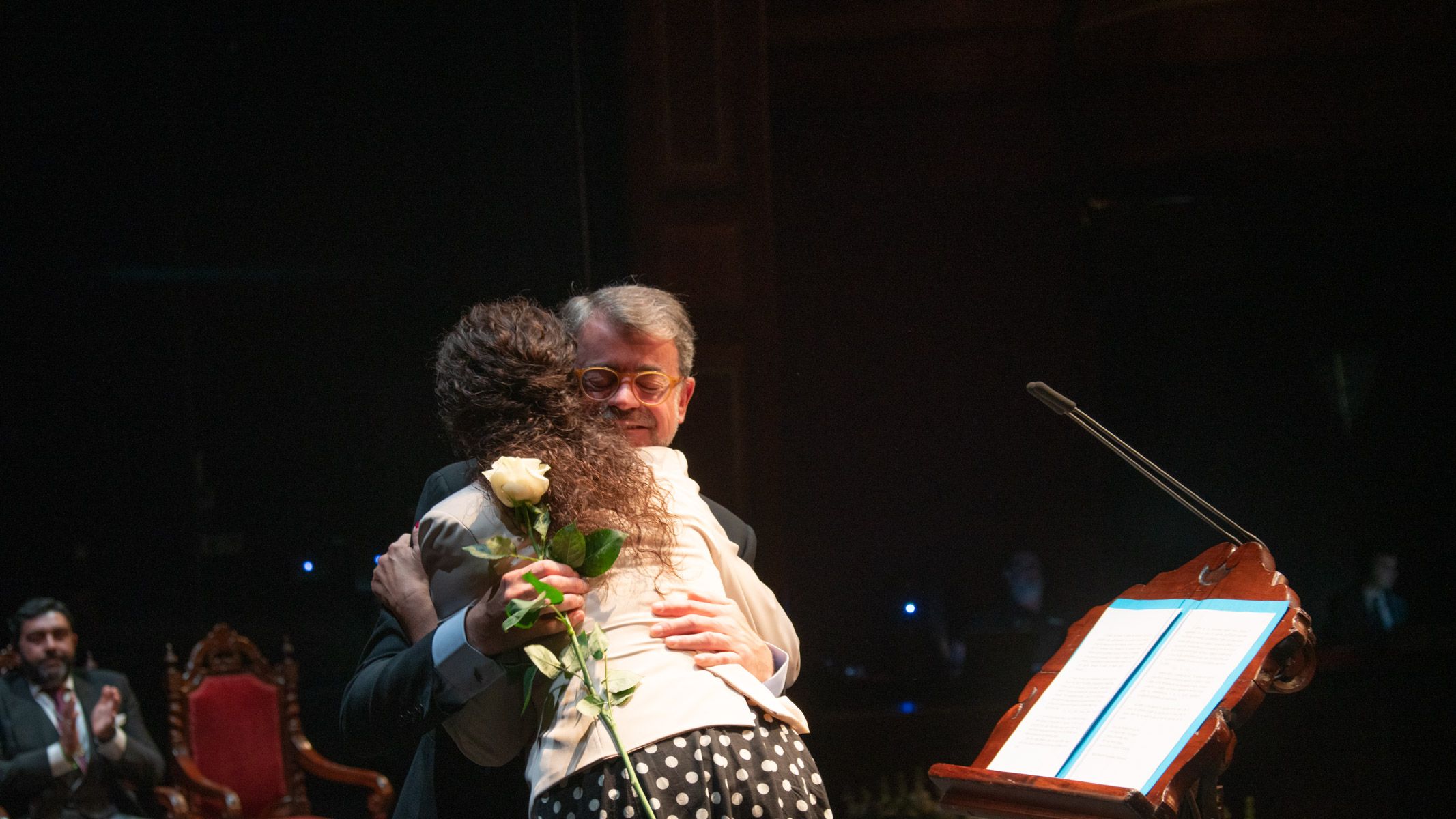 Pregonero y presentadora abrazados y con la rosa que regaló a Juan Mera. 