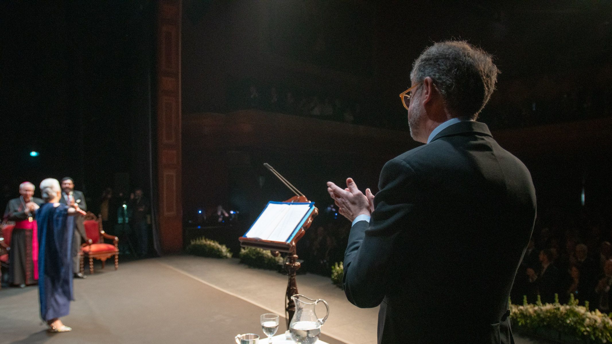 El pregonero aplaude a Paqui Méndez tras su actuación. 