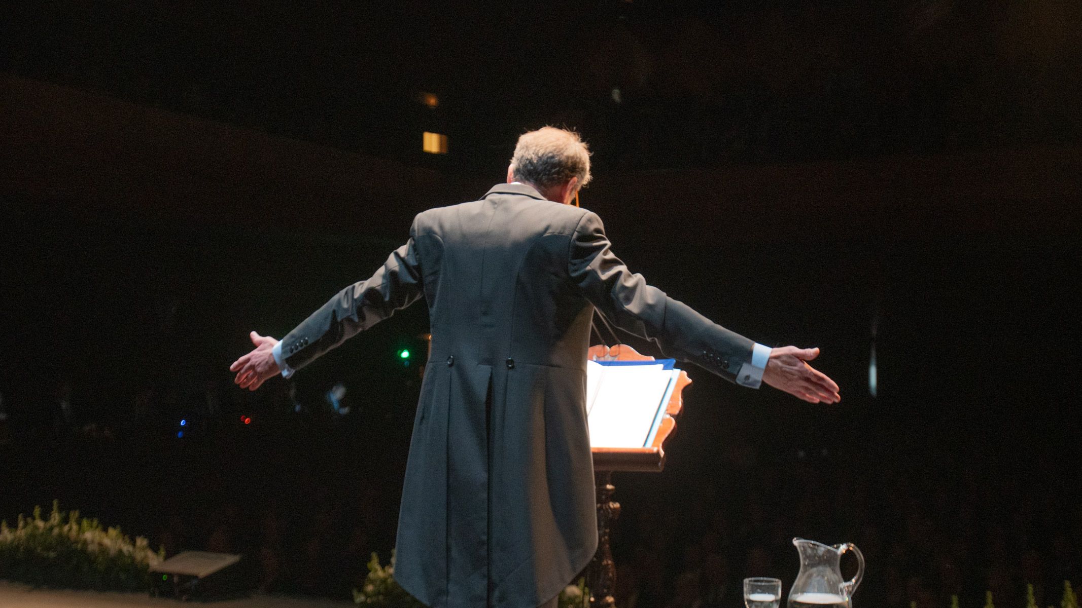 Abriendo los brazos en un momento del pregón. 