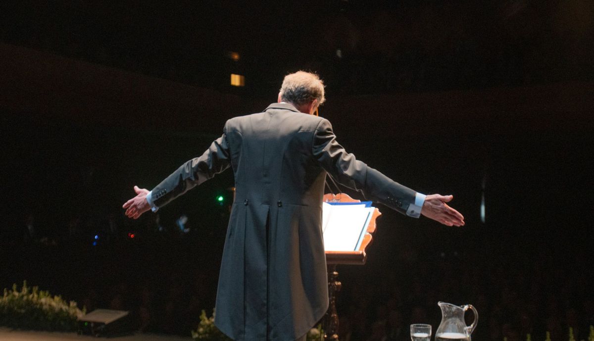 Abriendo los brazos en un momento del pregón.