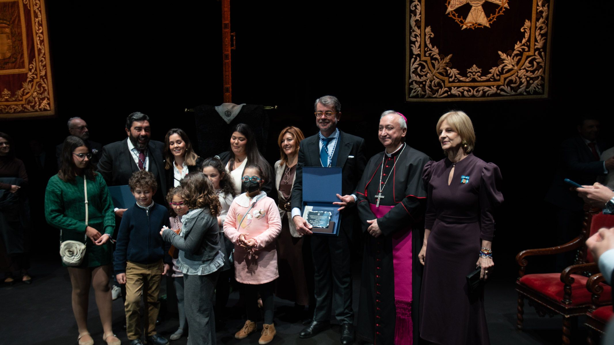 El pregonero junto a las autoridades y los pequeños que le acompañaron en el epílogo.