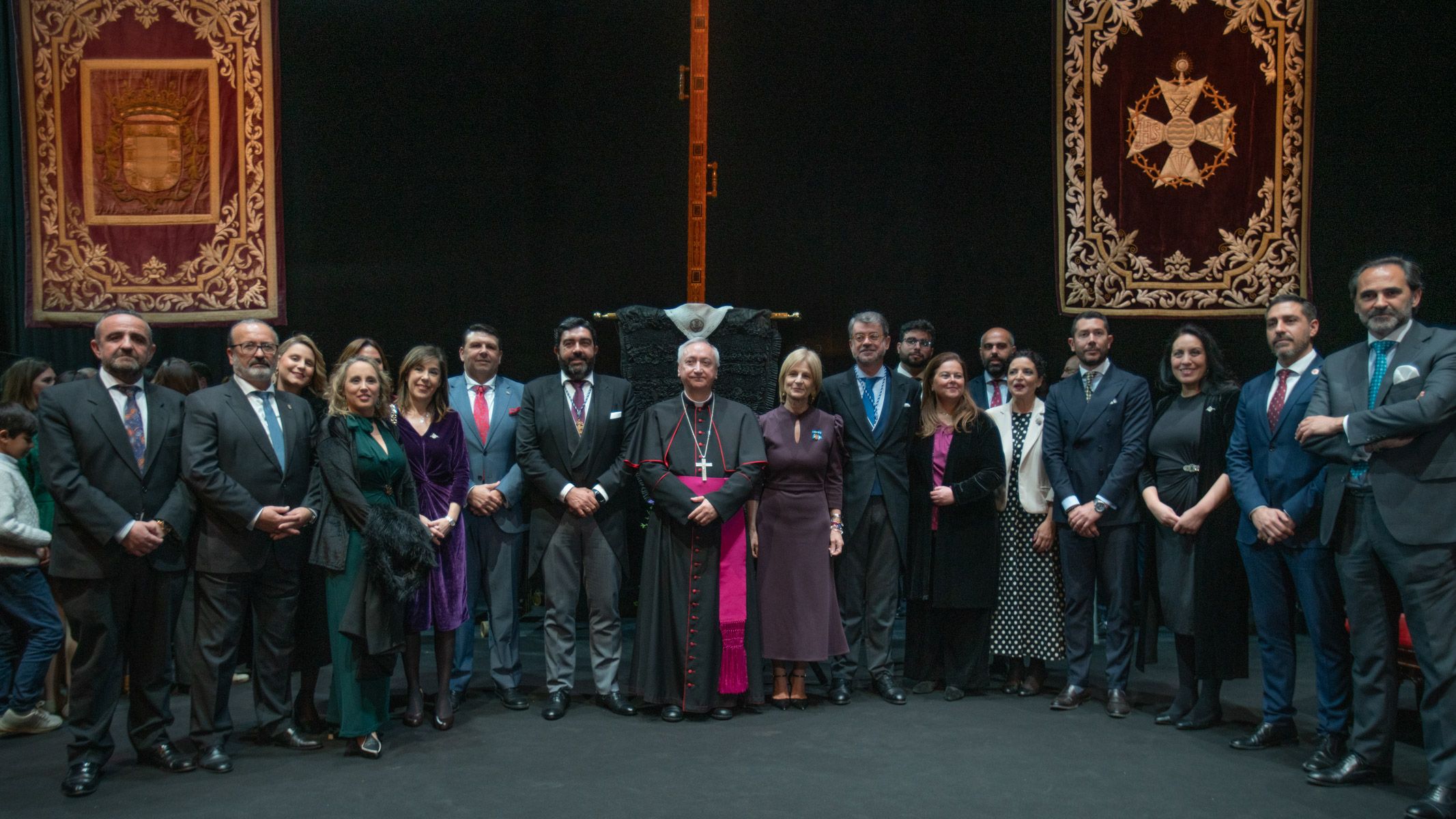 El obispo, la alcaldesa, el Consejo y otras autoridades posando en el escenario del teatro.  