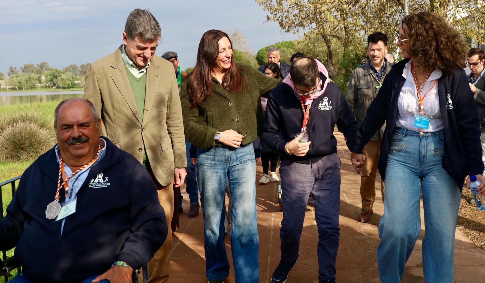 Loles López, junto al Hermano Mayor de Almonte y representantes de la Asociación, en la quinta edición del Camino Rocío sin Barreras (1)