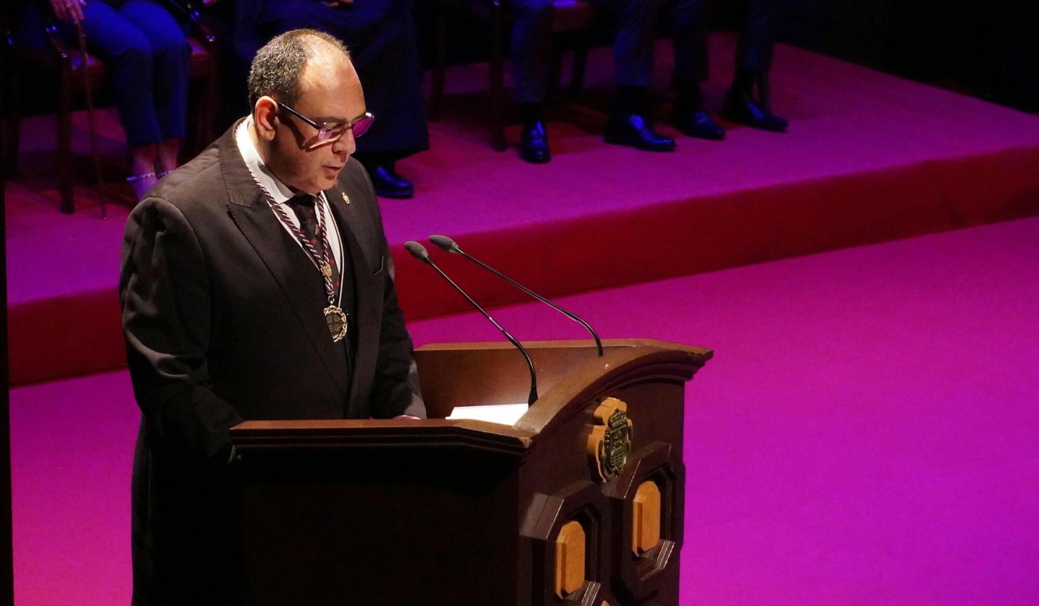 Manuel Ángel Cano, acompañado por los sones de la Banda Musical del Nazareno, interpretando la marcha Jesús Nazareno