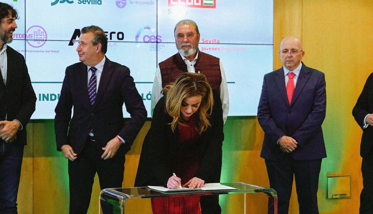 Raquel Vega, en la firma esta semana del acuerdo entre sindicatos, empresas y administración por Aerópolis.