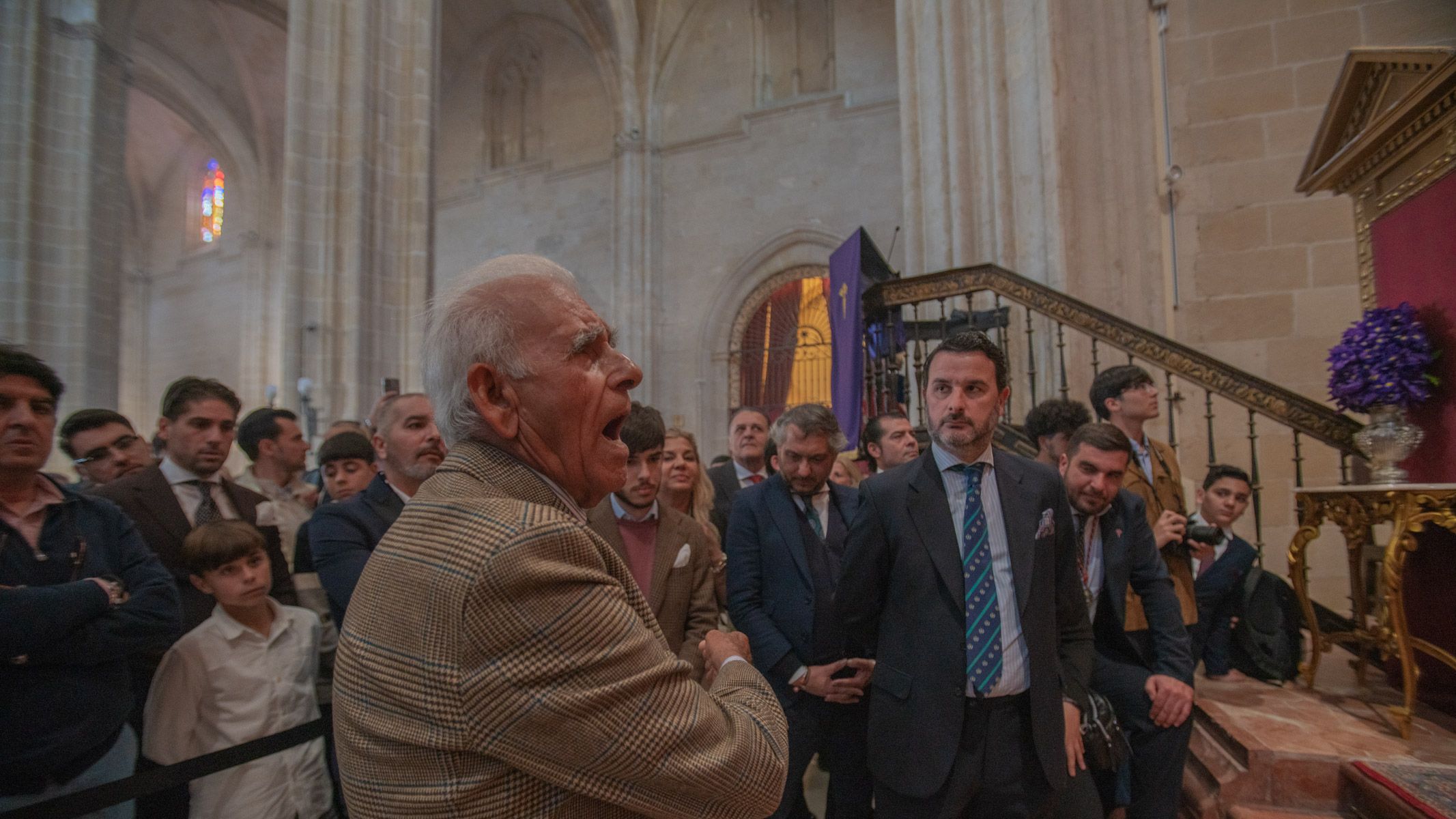 Tío Morito cantando una saeta a Jesús del Prendimiento en su besapiés en Jerez