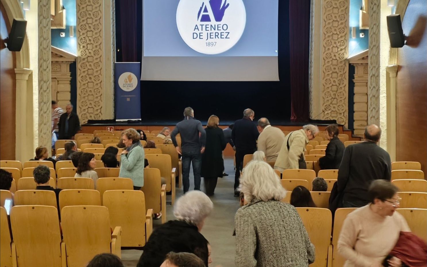 Tras 45 minutos de intentos: un problema técnico deja sin cine a la Sala Compañía en Jerez. Tras 45 minutos de intentos: un problema técnico deja sin cine a la Sala Compañía en Jerez.