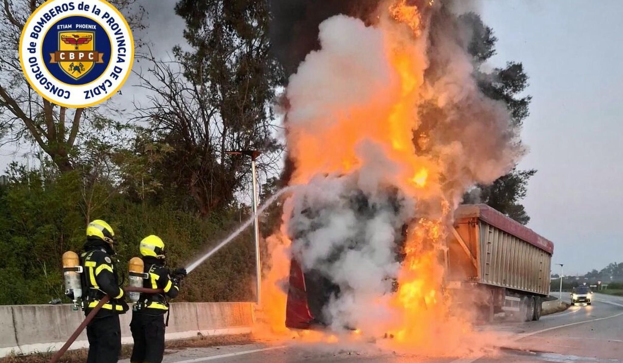 Un momento del incendio del camión. Un momento del incendio del camión.