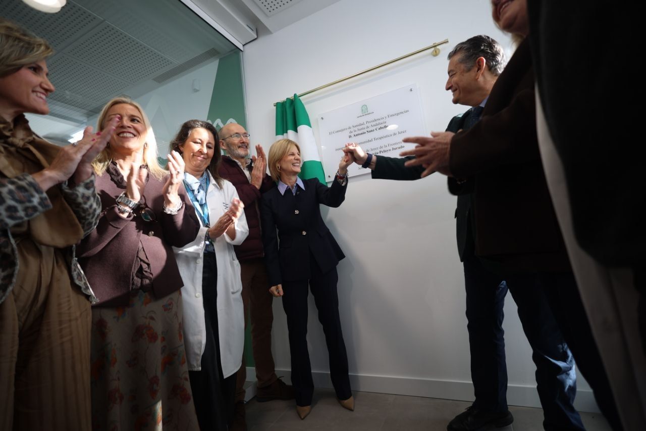 El consejero Antonio Sanz y la alcaldesa María José García-Pelayo, inauguran la comunidad terapéutica de salud mental en el Hospital de Jerez.