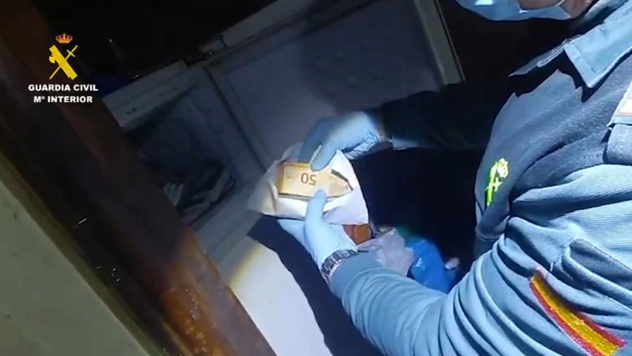 Un guardia civil, con dinero intervenido.