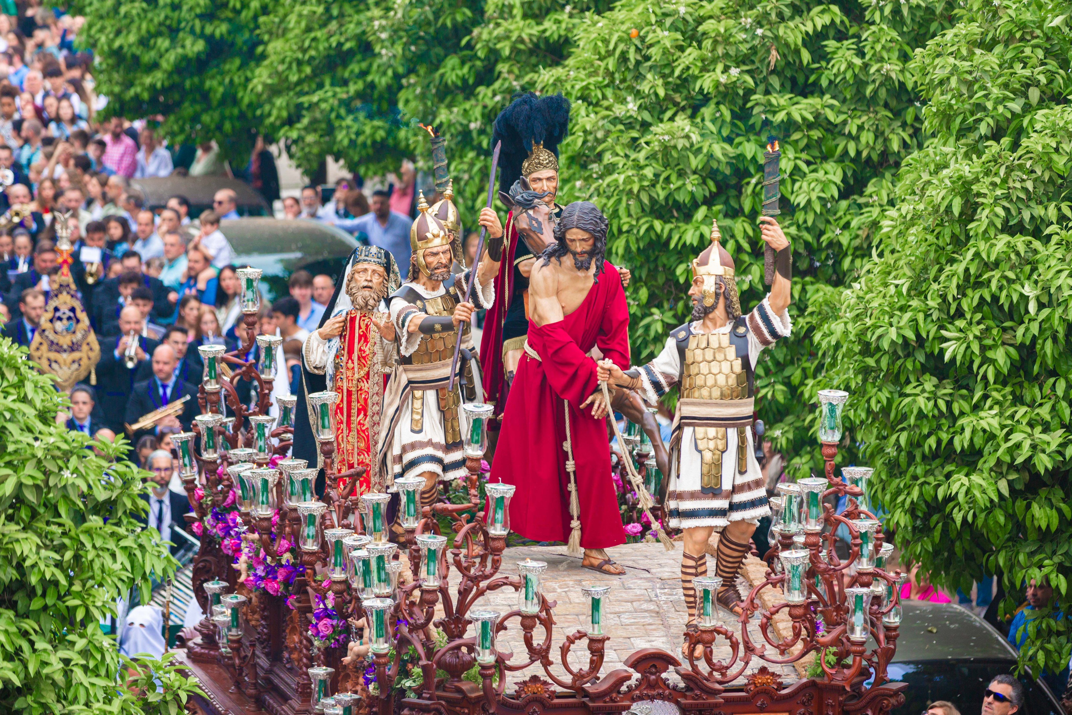 La hermandad de la Milagrosa en una de sus salidas.