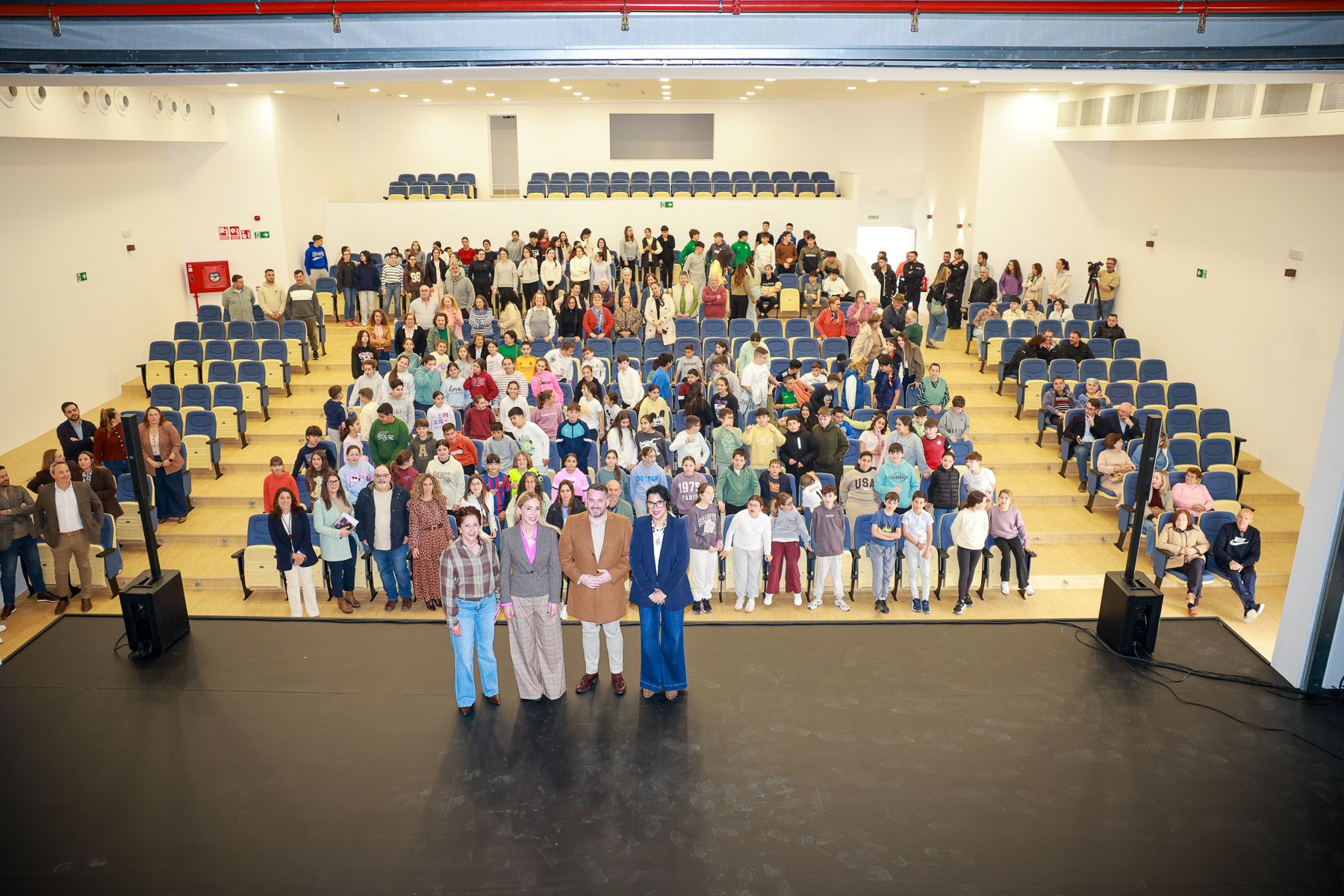 Foto de familia en la inauguración del Teatro Dolores la Petenera, en Paterna de Rivera, con el alcalde, Andrés Clavijo, y la presidenta de Diputación de Cádiz, Almudena Martínez, en el centro de la imagen.
