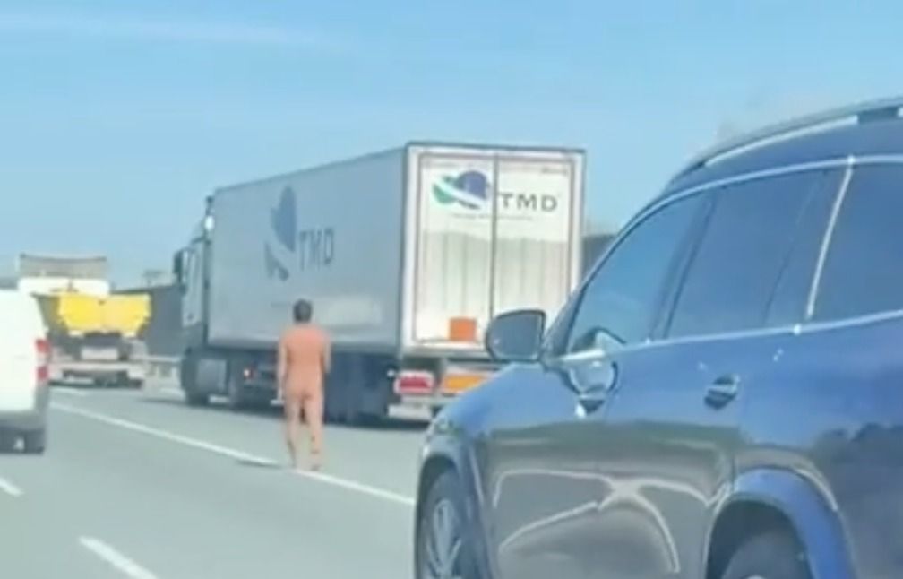 Un hombre desnudo caminando por la SE-30. Un hombre desnudo caminando por la SE-30.