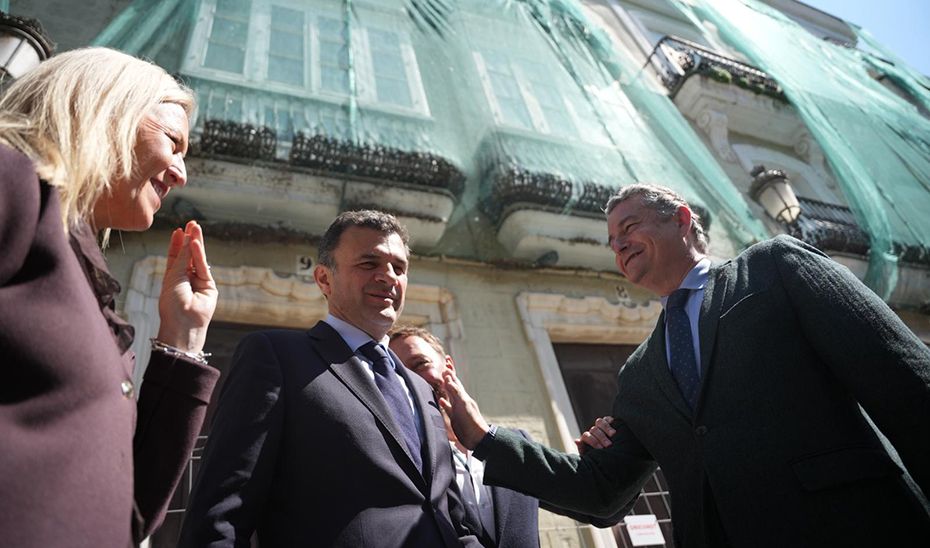 El consejero de Sanidad, Antonio Sanz, junto al alcalde de Cádiz, Bruno García, en la capital gaditana. 