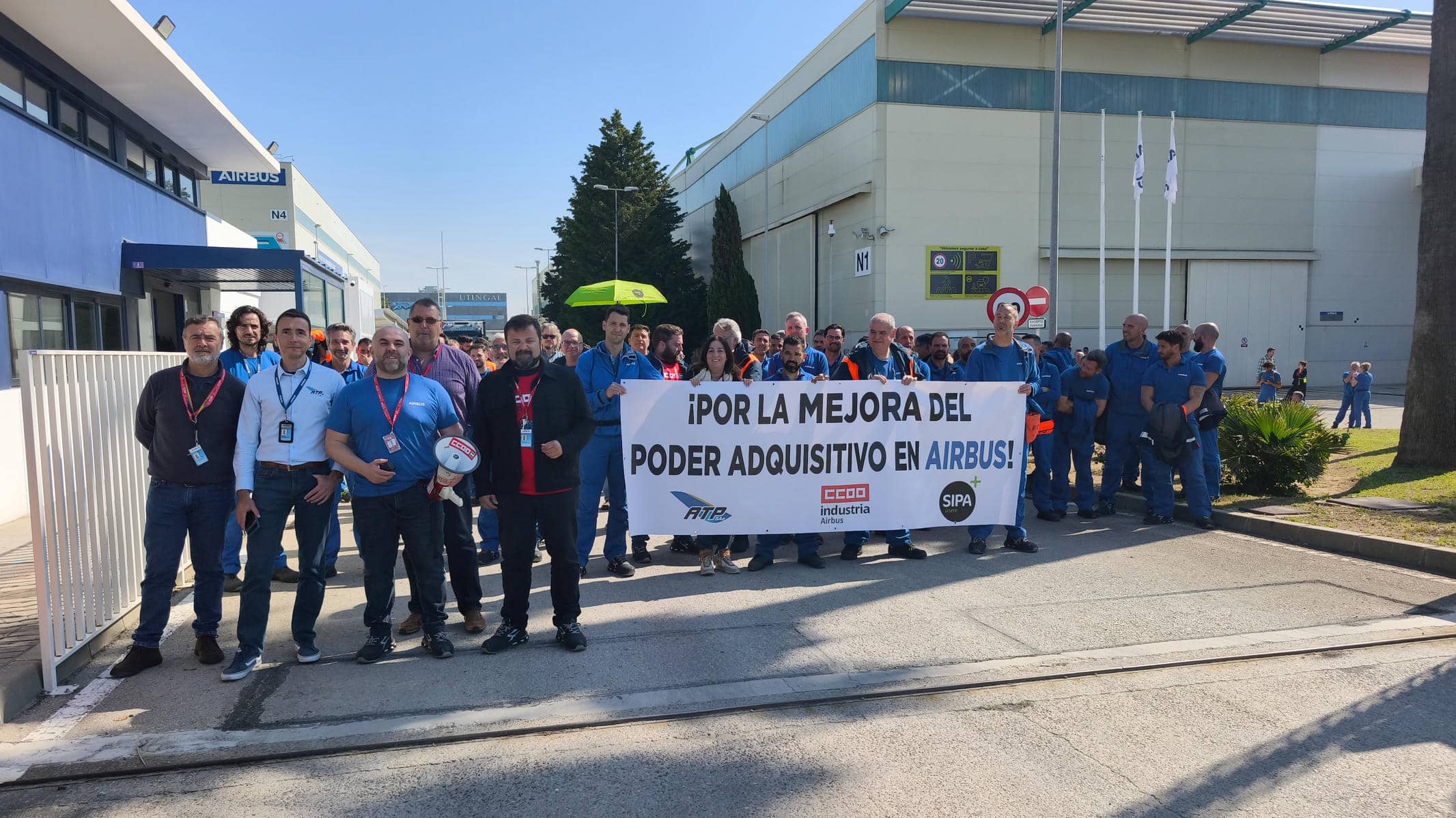 La plantilla de Airbus de El Puerto, en el paro de este lunes. La plantilla de Airbus de El Puerto, en el paro de este lunes.